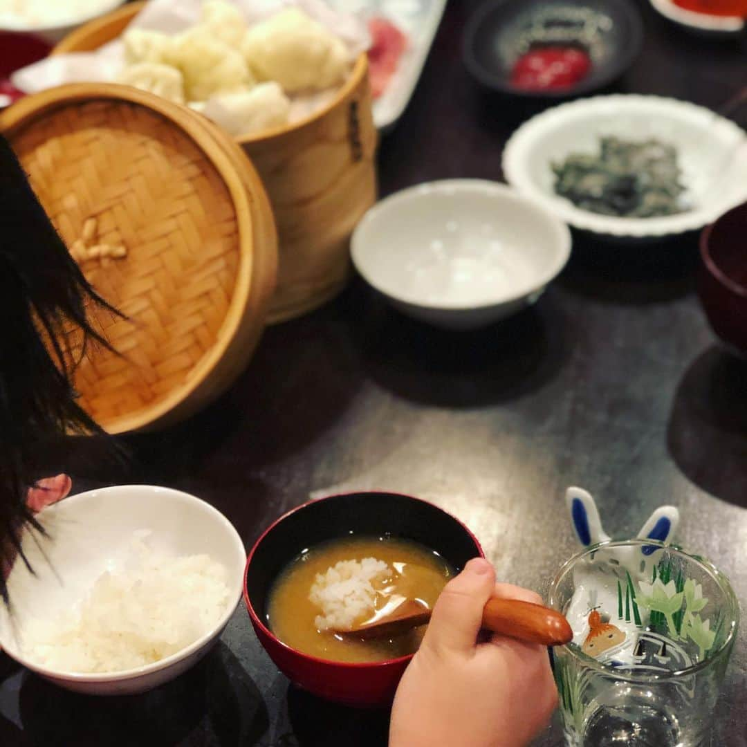 萩野志保子さんのインスタグラム写真 - (萩野志保子Instagram)「切るだけ出すだけの日🤍月曜日の夜ご飯🍚 (遅れ遅れですみまてん) 質素なご馳走😆  筋子(いくらより好きな人) とろ 白山の青果店さんの手作り沢庵 でトロタク 土鍋ご飯 蒸しカリフラワー なめこのお味噌汁。  以前 鰤大根をテイクアウトした 千駄ヶ谷の居酒屋さんでは、 コロナ禍の影響から最近は 鮮魚店さんが軒先で、 これまで飲食店に卸していた、と思われる！✨ 鮮魚や加工品を販売してくださることから。 おっとが仕事帰りに、 筋子まるごと8腹〜10腹 ネギトロ用トロ を調達してくれたのを冷凍保存。 かつ、以前アップした 白山にある、独自の流通で 新鮮な野菜を提供する青果店が カリフラワーを、日々 時価168円から290円！ 辺りのかんじで提供してくださるので💦✨ 調理していては間に合わない😹 の、お迎え帰宅→即夕飯💦な日も。 切るだけ蒸すだけ で助かっています🙌🧡  #テイクアウト で #応援 応援というか #こちらこそ助かっています #😭 #自分の味に #ほとほと飽きているので #飲食店でいただける味が #至極  息子のごはん写真は😂 土鍋炊きのご飯を お味噌汁にちょんと浸して食すw がいたく好物状態の図💧 😂 このあとうどんも食べました。 #おいしいのわかるのは内緒😆   #土鍋ご飯  #蒸篭 #カリフラワー #蒸し野菜  #お味噌汁 #なめこ  #筋子  #とろ #トロ #たくあん  #トロタク   #japanese #yummy #foodstagram #food #foods  #dinner #homemade #homecooking  #おうちごはん  #晩ごはん」2月23日 21時30分 - shihoko_hagino