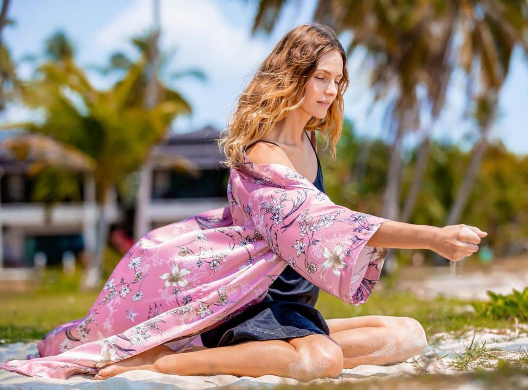 ヴァレンティナ・ゼリャヴァのインスタグラム：「While taking this photo I was feeling a pleasant touch of the wind on a bare skin, burning sand wrapping around my legs,  soft silk kimono touching my arms. I was so immerse into the moment that it became pure and tender experience ☺️  It wasn’t always like this. I’ve been taking photos professionally for the past 18 years. I was always self-conscious, worried and stressed thinking too much about what I look like, what others think about me, should I skip lunch so I look thinner, does this pose makes me look unattractive etc.. it was endless thought process and I didn’t know how to get out of it 🔥  Now I know that it’s possible to enjoy present moment fully and deeply.  When one day my mind went silent I recognized that moment as the most precious gift from life ❤️  #mindfulness」