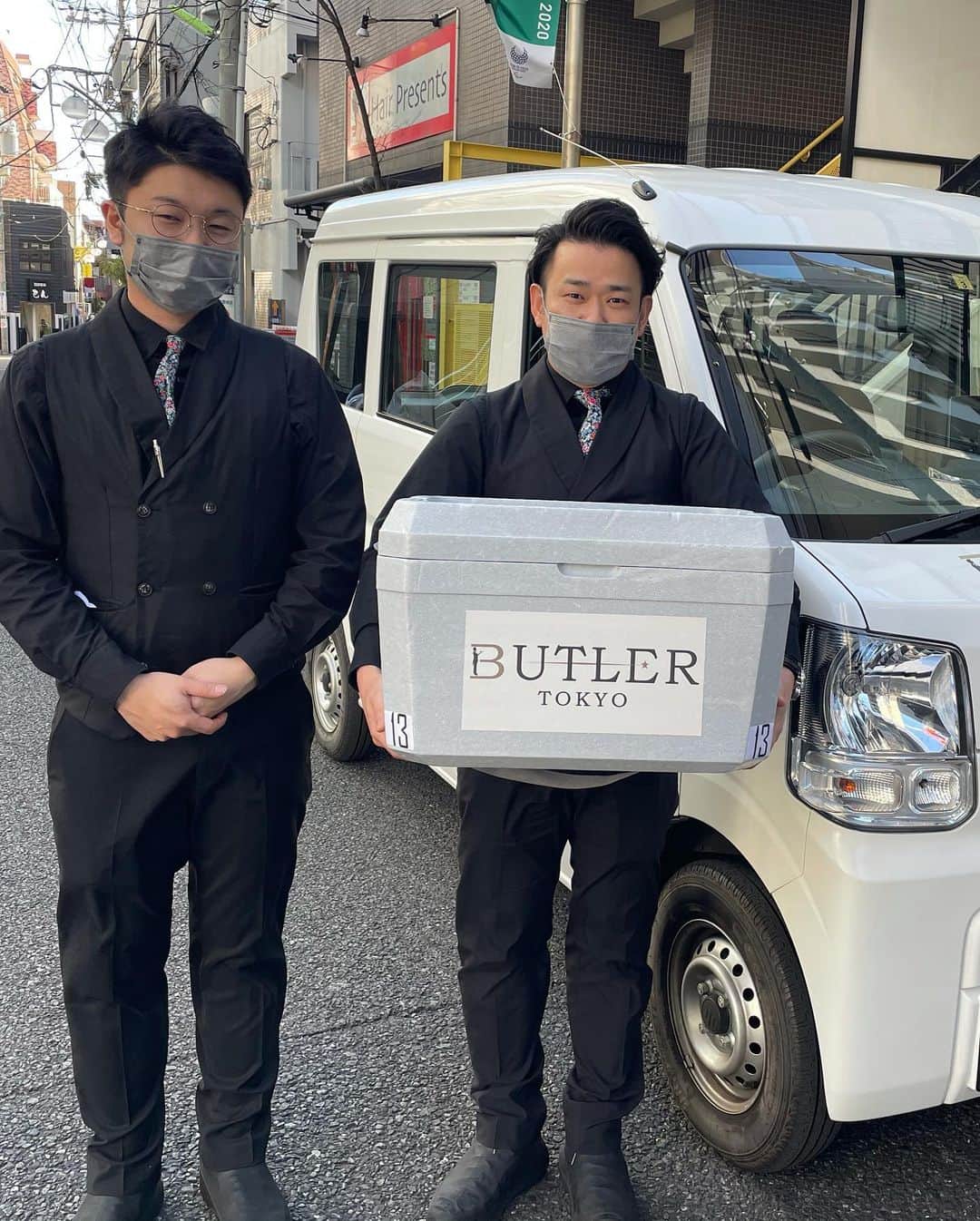 里井真由美さんのインスタグラム写真 - (里井真由美Instagram)「テレビ「王様のブランチ」に出演し、ご紹介した「 すし藤森 バラちらし」❗️高級飲食店専門「バトラー トウキョウ」さんのデリバリーでございます〜 @butlertokyo0141  @sushifujimori  @brunch_tbs   ❤️😭❤️放送後からも ますます人気❗️ 嬉しい！ありがとうございます🙇‍♀️✨  🔻テレビでは 2種盛り4〜5人前をご紹介しました、手持ちしているのは2〜3人前サイズ♡   厳選マグロ、北海道うにイクラ、海老、たこ、青魚etc 12種の具だくさんな 豪華バラちらし🇯🇵  3月3日は桃の節句ですね🌸🌈  例えば おうちご飯に こんなバラちらしがあるとお祝いムードも高まりますよ。 もちろん ご家族のお夕飯にもぴったり♡  バトラーTOKYOさん が 安全対策万全に運んでくださいます。  私は1人で、コンビニでも気軽に買える日本酒🍶八海山をちびちびしつつ、、  あまりにもおいしくて 1人で完食しちゃいました😂😆❤️w その様子は たのしいお酒 サイトでも更新しますね♡  。。。  実は 「王様のブランチ」公式インスタグラムでもご紹介され、とっても人気です！ タレントさんや 著名な方々からもご支持多く、お味はお墨付き♡  おうちご飯に ぜひぜひです♡ デリバリーしてみてね 🔻 https://butler-tokyo.com/collections/すし藤森  。。。  #butlertokyo #バトラートウキョウ #すし藤森 #王様のブランチ #アインシュタイン#高級デリバリーサービス #高級飲食店デリバリー #里井真由美#mayumi #japan #japanesefood #すし #sushi #着物#kimono #kimonostyle #鮨#japanesegirl  #八海山 #たのしいお酒jp」2月23日 21時30分 - mayumi.satoi