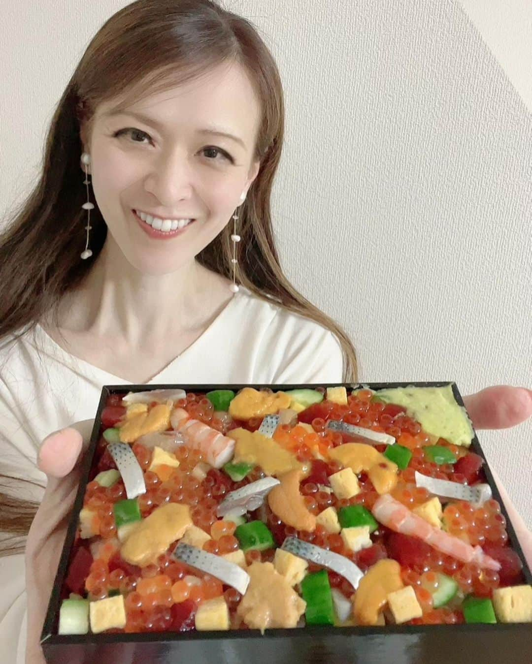 里井真由美さんのインスタグラム写真 - (里井真由美Instagram)「テレビ「王様のブランチ」に出演し、ご紹介した「 すし藤森 バラちらし」❗️高級飲食店専門「バトラー トウキョウ」さんのデリバリーでございます〜 @butlertokyo0141  @sushifujimori  @brunch_tbs   ❤️😭❤️放送後からも ますます人気❗️ 嬉しい！ありがとうございます🙇‍♀️✨  🔻テレビでは 2種盛り4〜5人前をご紹介しました、手持ちしているのは2〜3人前サイズ♡   厳選マグロ、北海道うにイクラ、海老、たこ、青魚etc 12種の具だくさんな 豪華バラちらし🇯🇵  3月3日は桃の節句ですね🌸🌈  例えば おうちご飯に こんなバラちらしがあるとお祝いムードも高まりますよ。 もちろん ご家族のお夕飯にもぴったり♡  バトラーTOKYOさん が 安全対策万全に運んでくださいます。  私は1人で、コンビニでも気軽に買える日本酒🍶八海山をちびちびしつつ、、  あまりにもおいしくて 1人で完食しちゃいました😂😆❤️w その様子は たのしいお酒 サイトでも更新しますね♡  。。。  実は 「王様のブランチ」公式インスタグラムでもご紹介され、とっても人気です！ タレントさんや 著名な方々からもご支持多く、お味はお墨付き♡  おうちご飯に ぜひぜひです♡ デリバリーしてみてね 🔻 https://butler-tokyo.com/collections/すし藤森  。。。  #butlertokyo #バトラートウキョウ #すし藤森 #王様のブランチ #アインシュタイン#高級デリバリーサービス #高級飲食店デリバリー #里井真由美#mayumi #japan #japanesefood #すし #sushi #着物#kimono #kimonostyle #鮨#japanesegirl  #八海山 #たのしいお酒jp」2月23日 21時30分 - mayumi.satoi