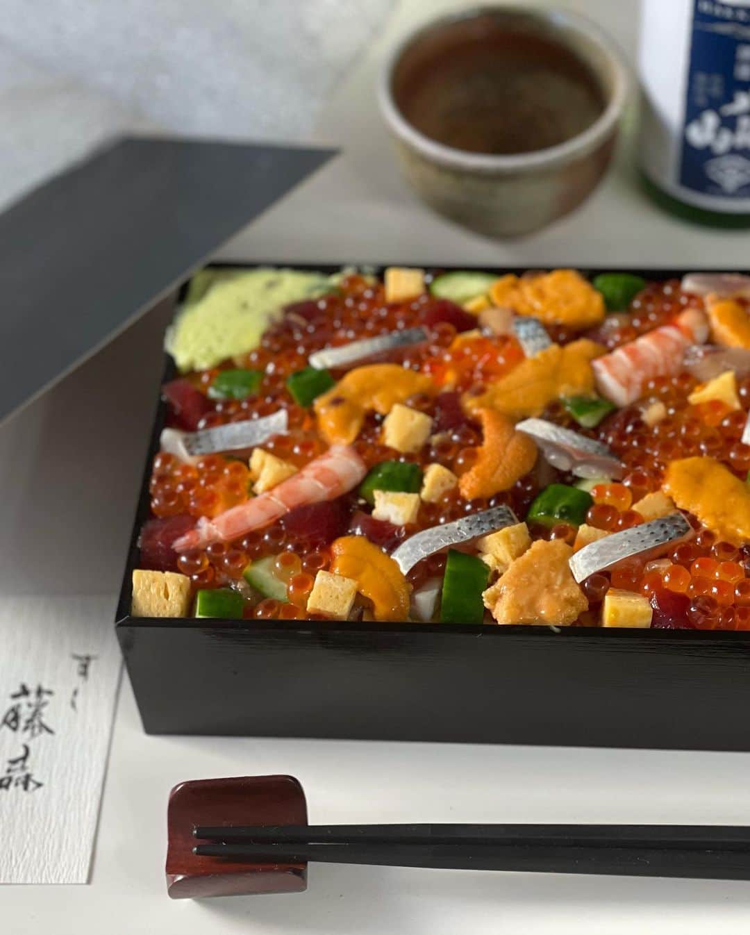 里井真由美さんのインスタグラム写真 - (里井真由美Instagram)「テレビ「王様のブランチ」に出演し、ご紹介した「 すし藤森 バラちらし」❗️高級飲食店専門「バトラー トウキョウ」さんのデリバリーでございます〜 @butlertokyo0141  @sushifujimori  @brunch_tbs   ❤️😭❤️放送後からも ますます人気❗️ 嬉しい！ありがとうございます🙇‍♀️✨  🔻テレビでは 2種盛り4〜5人前をご紹介しました、手持ちしているのは2〜3人前サイズ♡   厳選マグロ、北海道うにイクラ、海老、たこ、青魚etc 12種の具だくさんな 豪華バラちらし🇯🇵  3月3日は桃の節句ですね🌸🌈  例えば おうちご飯に こんなバラちらしがあるとお祝いムードも高まりますよ。 もちろん ご家族のお夕飯にもぴったり♡  バトラーTOKYOさん が 安全対策万全に運んでくださいます。  私は1人で、コンビニでも気軽に買える日本酒🍶八海山をちびちびしつつ、、  あまりにもおいしくて 1人で完食しちゃいました😂😆❤️w その様子は たのしいお酒 サイトでも更新しますね♡  。。。  実は 「王様のブランチ」公式インスタグラムでもご紹介され、とっても人気です！ タレントさんや 著名な方々からもご支持多く、お味はお墨付き♡  おうちご飯に ぜひぜひです♡ デリバリーしてみてね 🔻 https://butler-tokyo.com/collections/すし藤森  。。。  #butlertokyo #バトラートウキョウ #すし藤森 #王様のブランチ #アインシュタイン#高級デリバリーサービス #高級飲食店デリバリー #里井真由美#mayumi #japan #japanesefood #すし #sushi #着物#kimono #kimonostyle #鮨#japanesegirl  #八海山 #たのしいお酒jp」2月23日 21時30分 - mayumi.satoi