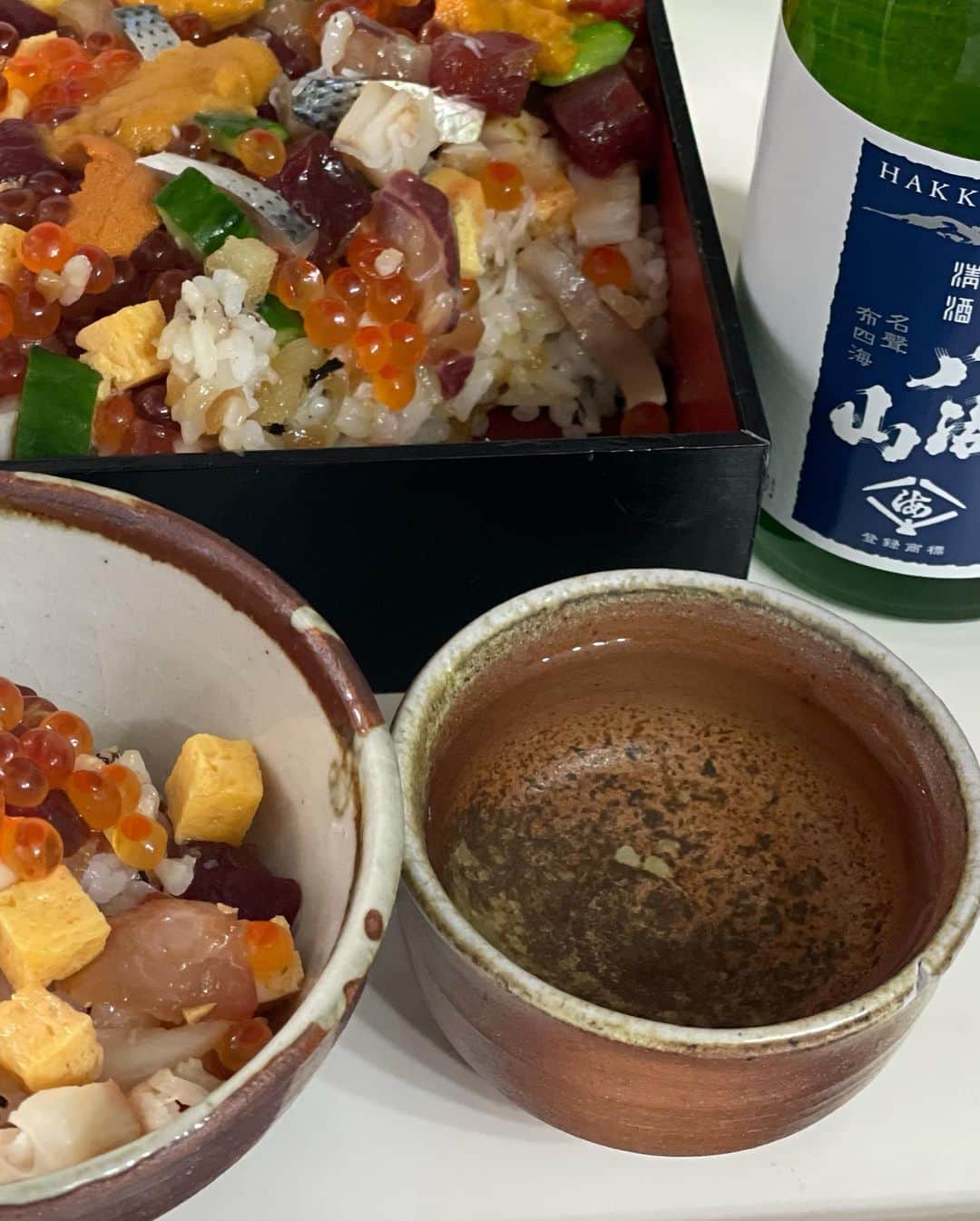 里井真由美さんのインスタグラム写真 - (里井真由美Instagram)「テレビ「王様のブランチ」に出演し、ご紹介した「 すし藤森 バラちらし」❗️高級飲食店専門「バトラー トウキョウ」さんのデリバリーでございます〜 @butlertokyo0141  @sushifujimori  @brunch_tbs   ❤️😭❤️放送後からも ますます人気❗️ 嬉しい！ありがとうございます🙇‍♀️✨  🔻テレビでは 2種盛り4〜5人前をご紹介しました、手持ちしているのは2〜3人前サイズ♡   厳選マグロ、北海道うにイクラ、海老、たこ、青魚etc 12種の具だくさんな 豪華バラちらし🇯🇵  3月3日は桃の節句ですね🌸🌈  例えば おうちご飯に こんなバラちらしがあるとお祝いムードも高まりますよ。 もちろん ご家族のお夕飯にもぴったり♡  バトラーTOKYOさん が 安全対策万全に運んでくださいます。  私は1人で、コンビニでも気軽に買える日本酒🍶八海山をちびちびしつつ、、  あまりにもおいしくて 1人で完食しちゃいました😂😆❤️w その様子は たのしいお酒 サイトでも更新しますね♡  。。。  実は 「王様のブランチ」公式インスタグラムでもご紹介され、とっても人気です！ タレントさんや 著名な方々からもご支持多く、お味はお墨付き♡  おうちご飯に ぜひぜひです♡ デリバリーしてみてね 🔻 https://butler-tokyo.com/collections/すし藤森  。。。  #butlertokyo #バトラートウキョウ #すし藤森 #王様のブランチ #アインシュタイン#高級デリバリーサービス #高級飲食店デリバリー #里井真由美#mayumi #japan #japanesefood #すし #sushi #着物#kimono #kimonostyle #鮨#japanesegirl  #八海山 #たのしいお酒jp」2月23日 21時30分 - mayumi.satoi