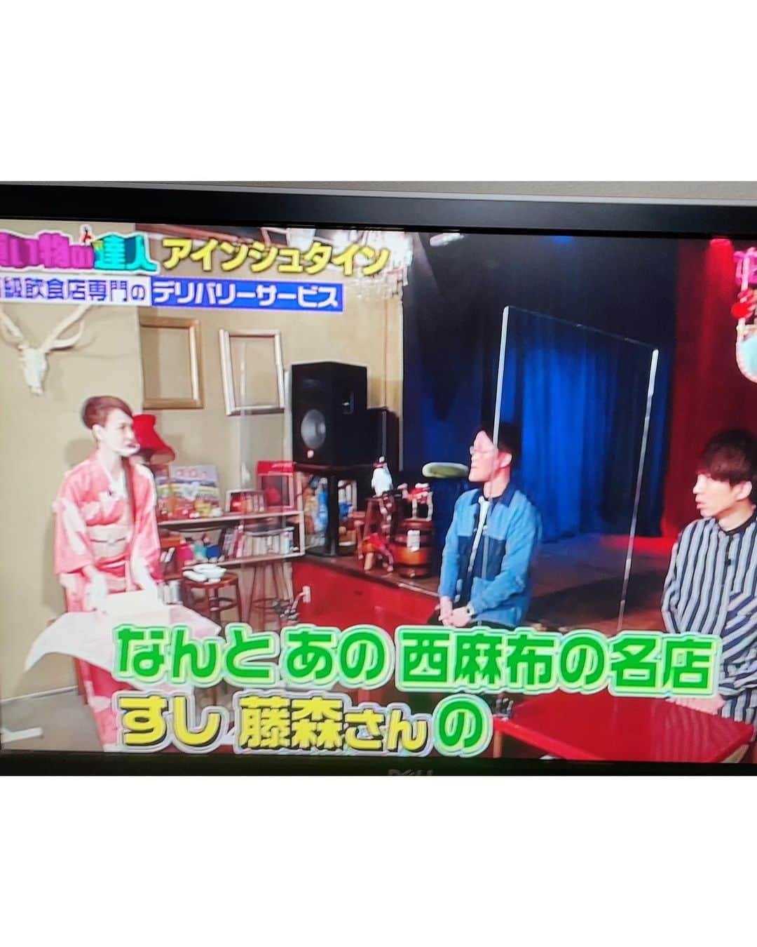 里井真由美さんのインスタグラム写真 - (里井真由美Instagram)「テレビ「王様のブランチ」に出演し、ご紹介した「 すし藤森 バラちらし」❗️高級飲食店専門「バトラー トウキョウ」さんのデリバリーでございます〜 @butlertokyo0141  @sushifujimori  @brunch_tbs   ❤️😭❤️放送後からも ますます人気❗️ 嬉しい！ありがとうございます🙇‍♀️✨  🔻テレビでは 2種盛り4〜5人前をご紹介しました、手持ちしているのは2〜3人前サイズ♡   厳選マグロ、北海道うにイクラ、海老、たこ、青魚etc 12種の具だくさんな 豪華バラちらし🇯🇵  3月3日は桃の節句ですね🌸🌈  例えば おうちご飯に こんなバラちらしがあるとお祝いムードも高まりますよ。 もちろん ご家族のお夕飯にもぴったり♡  バトラーTOKYOさん が 安全対策万全に運んでくださいます。  私は1人で、コンビニでも気軽に買える日本酒🍶八海山をちびちびしつつ、、  あまりにもおいしくて 1人で完食しちゃいました😂😆❤️w その様子は たのしいお酒 サイトでも更新しますね♡  。。。  実は 「王様のブランチ」公式インスタグラムでもご紹介され、とっても人気です！ タレントさんや 著名な方々からもご支持多く、お味はお墨付き♡  おうちご飯に ぜひぜひです♡ デリバリーしてみてね 🔻 https://butler-tokyo.com/collections/すし藤森  。。。  #butlertokyo #バトラートウキョウ #すし藤森 #王様のブランチ #アインシュタイン#高級デリバリーサービス #高級飲食店デリバリー #里井真由美#mayumi #japan #japanesefood #すし #sushi #着物#kimono #kimonostyle #鮨#japanesegirl  #八海山 #たのしいお酒jp」2月23日 21時30分 - mayumi.satoi