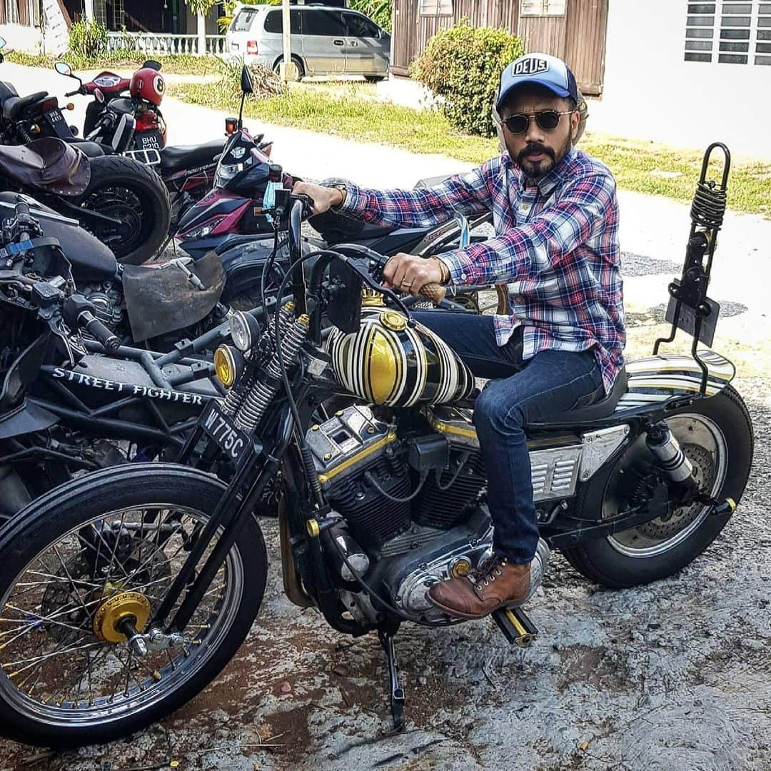 Wak Doyokさんのインスタグラム写真 - (Wak DoyokInstagram)「Tumpang duduk @ashraf_alkahfi moto nya yang mantul. Visit bengkel @nazworkshop_ benkel kampung je tapi hasil kerja custom bike bertaraf antarabangsa macam @westcoastcustoms USA 🇺🇸 #TakPanaske #AkuYangPakaikoYangPanas #KodahKenapa #WdCigar #MegWak #WakDoyok #LegasiWakDoyok #WDLifeStyle #WakDoyokFC #BeardedGentlemen #Sedagher #MensWear #Fashion #MensFashionReview #StreetFashion #Dapper #Ootd #Style #MensFashionPost #TheMenClub #MenWithClass #Details #Sartorialist #Pittiuomo #Class #British #Usa」2月23日 21時30分 - wakdoyok