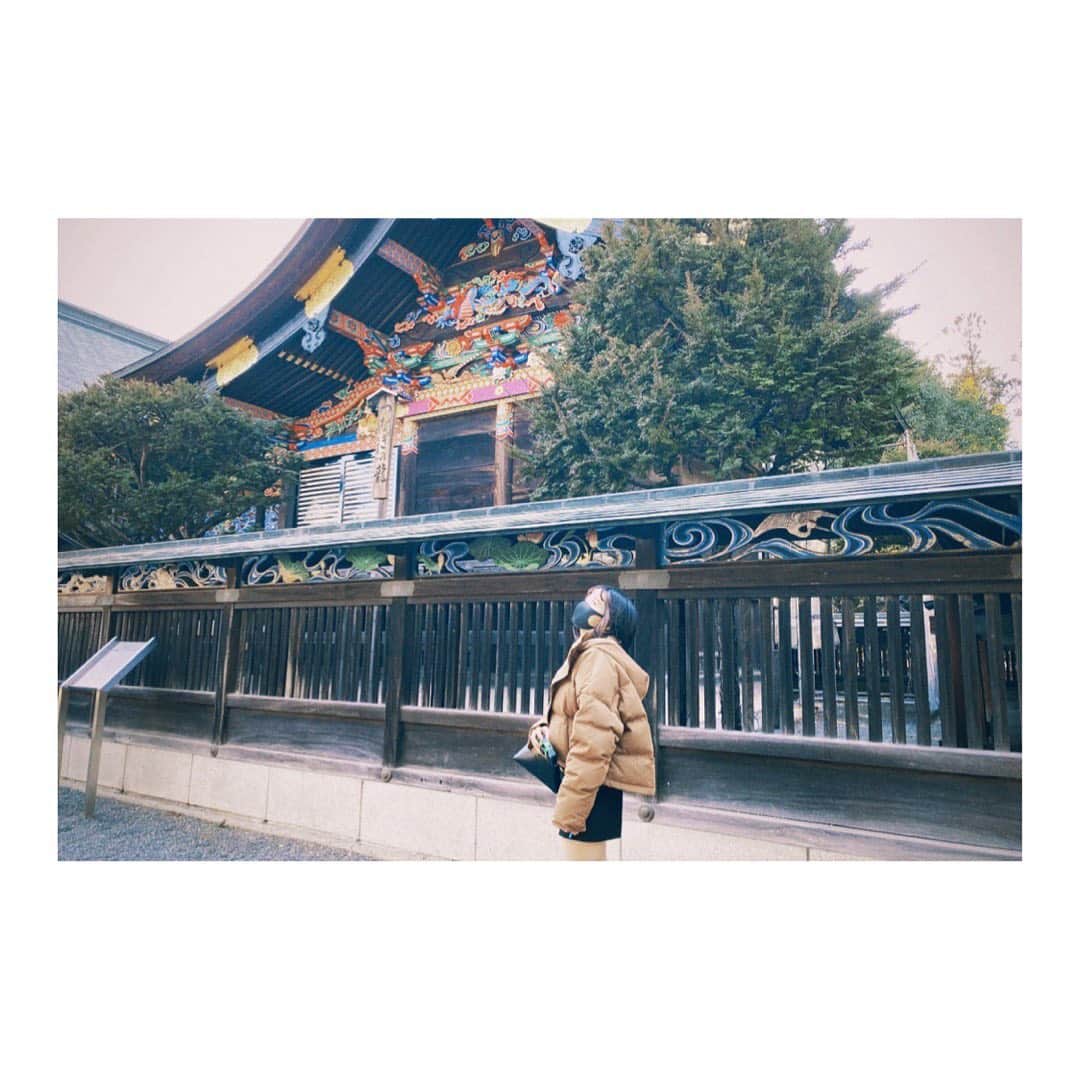 横島ふうかのインスタグラム：「秩父神社の本殿に魅力的な彫刻がぐるっと彫られていました😳 つなぎの龍かっこよかった！！」