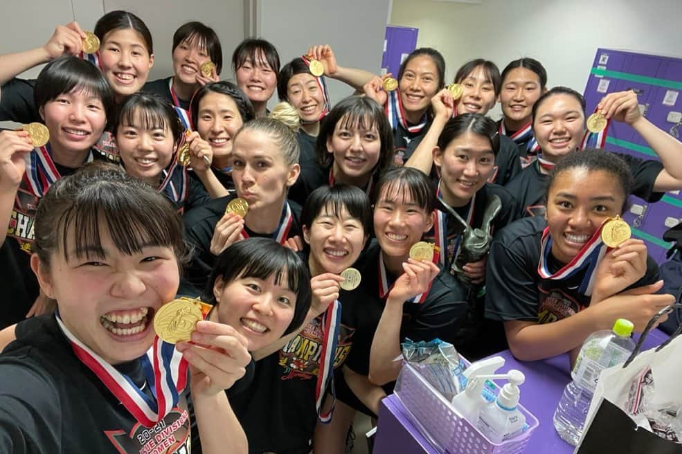 橘井友香さんのインスタグラム写真 - (橘井友香Instagram)「・ 2020/21 VLeague Champion🏆  二連覇「再耀」  さらなる高みを目指し再び日本一に向け鍛錬する。一人一人が耀きを放つチーム。 それが私達JTmarvelous✨  沢山のご声援ありがとうございました🙇‍♀️ 引き続きよろしくお願いします!!」2月23日 21時33分 - yuka.kitsui