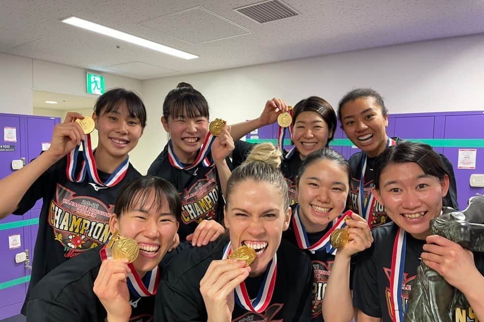 橘井友香さんのインスタグラム写真 - (橘井友香Instagram)「・ 2020/21 VLeague Champion🏆  二連覇「再耀」  さらなる高みを目指し再び日本一に向け鍛錬する。一人一人が耀きを放つチーム。 それが私達JTmarvelous✨  沢山のご声援ありがとうございました🙇‍♀️ 引き続きよろしくお願いします!!」2月23日 21時33分 - yuka.kitsui