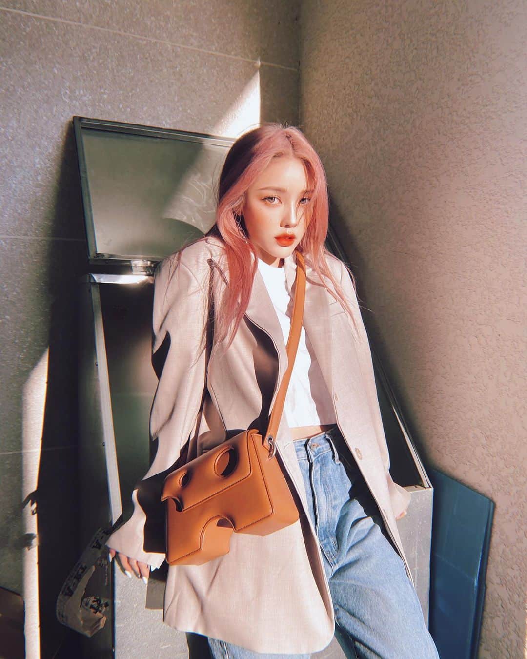 ポニーのインスタグラム：「#협찬 welcome to the fam👜🛍 @off____white  @virgilabloh #OffWhiteBurrowBag」