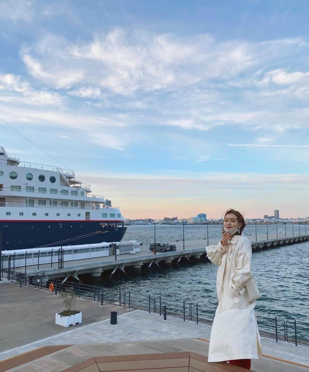 猪鼻ちひろのインスタグラム：「強風の激さむだったけど、 綺麗な空見たら吹っ飛ぶ☺️お裾分け〜 #ちひろのお洋服 #空が好き」