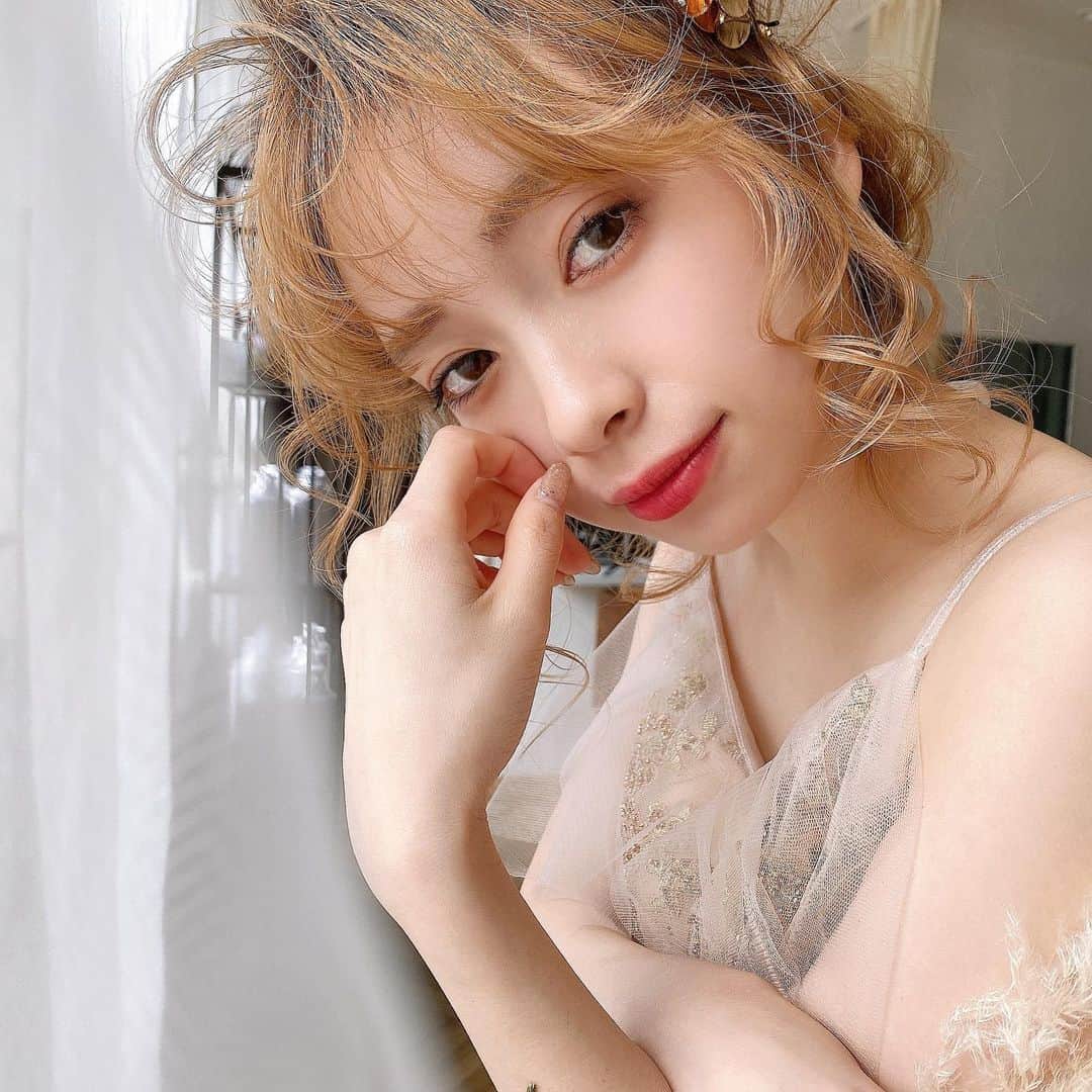 塩川裕美のインスタグラム：「ありむらさんとdress撮影💍 安定に盛れました✌🏻🦋 . . 花嫁さんの前撮りとかドレスで撮影してみたい！って方は 依頼承ってるみたいなので @libeau_arimura に連絡してみてね😌🧡」
