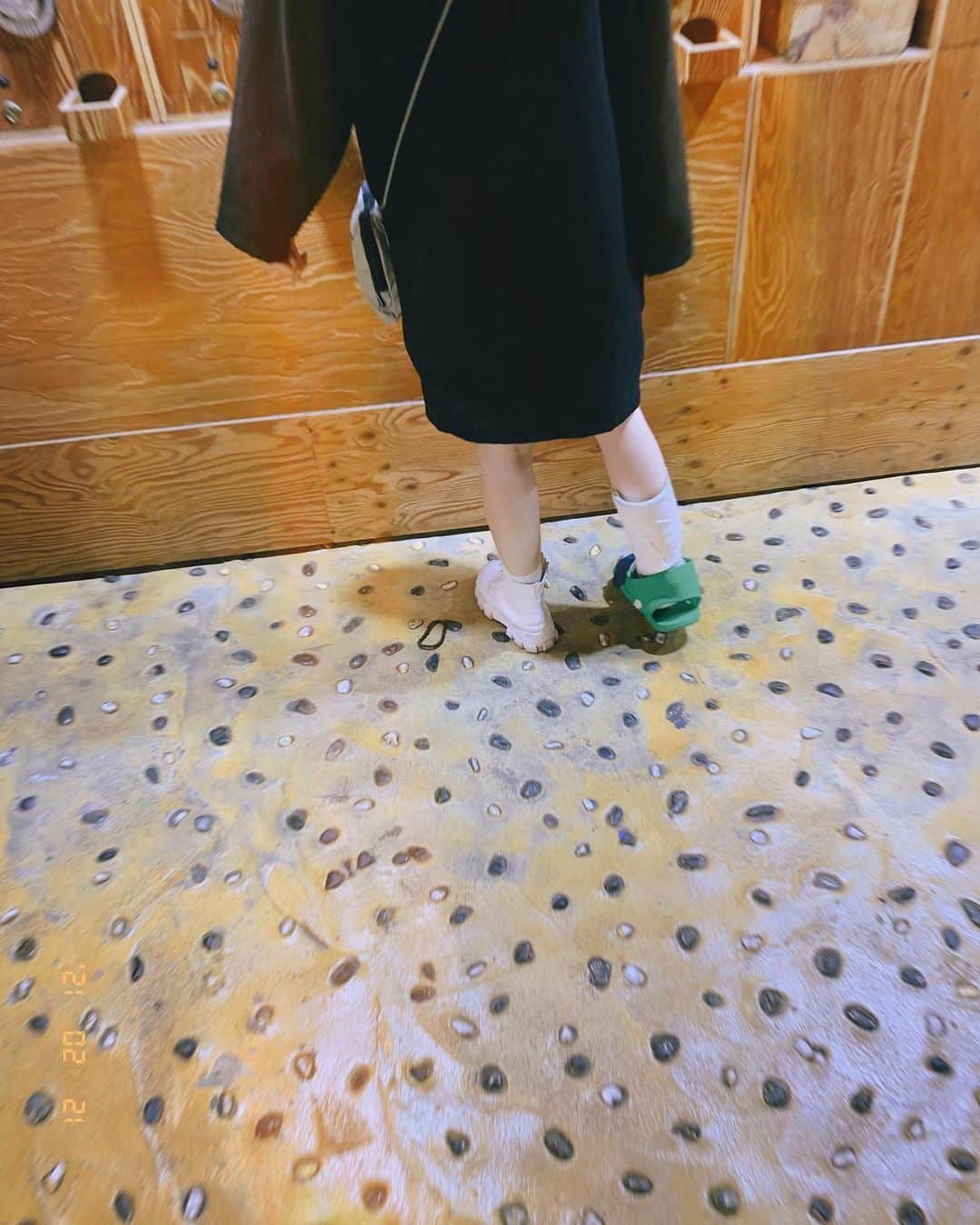 キム・イェリンさんのインスタグラム写真 - (キム・イェリンInstagram)「느려진 세상 속에 살고 있슴니다 松葉杖なしで歩けるようになったよって！  #치세필름 #ちせフィルム」2月23日 21時39分 - peach_chu_