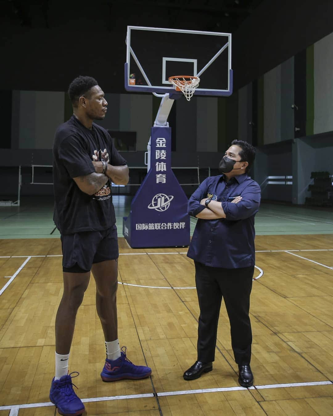 エリック・トヒルさんのインスタグラム写真 - (エリック・トヒルInstagram)「Memangnya, jadi pemain basket harus tinggi, ya?  Padahal, pemain bola juga banyak yang tinggi, ya ngga?  Tapi menurut saya, tinggi pendek sama saja yang penting bagaimana pada saat main basket dan bola, dia harus bisa kompak bermain dengan timnya untuk saling mengisi kekurangan yang di perlukan oleh tim tersebut.」2月23日 21時39分 - erickthohir