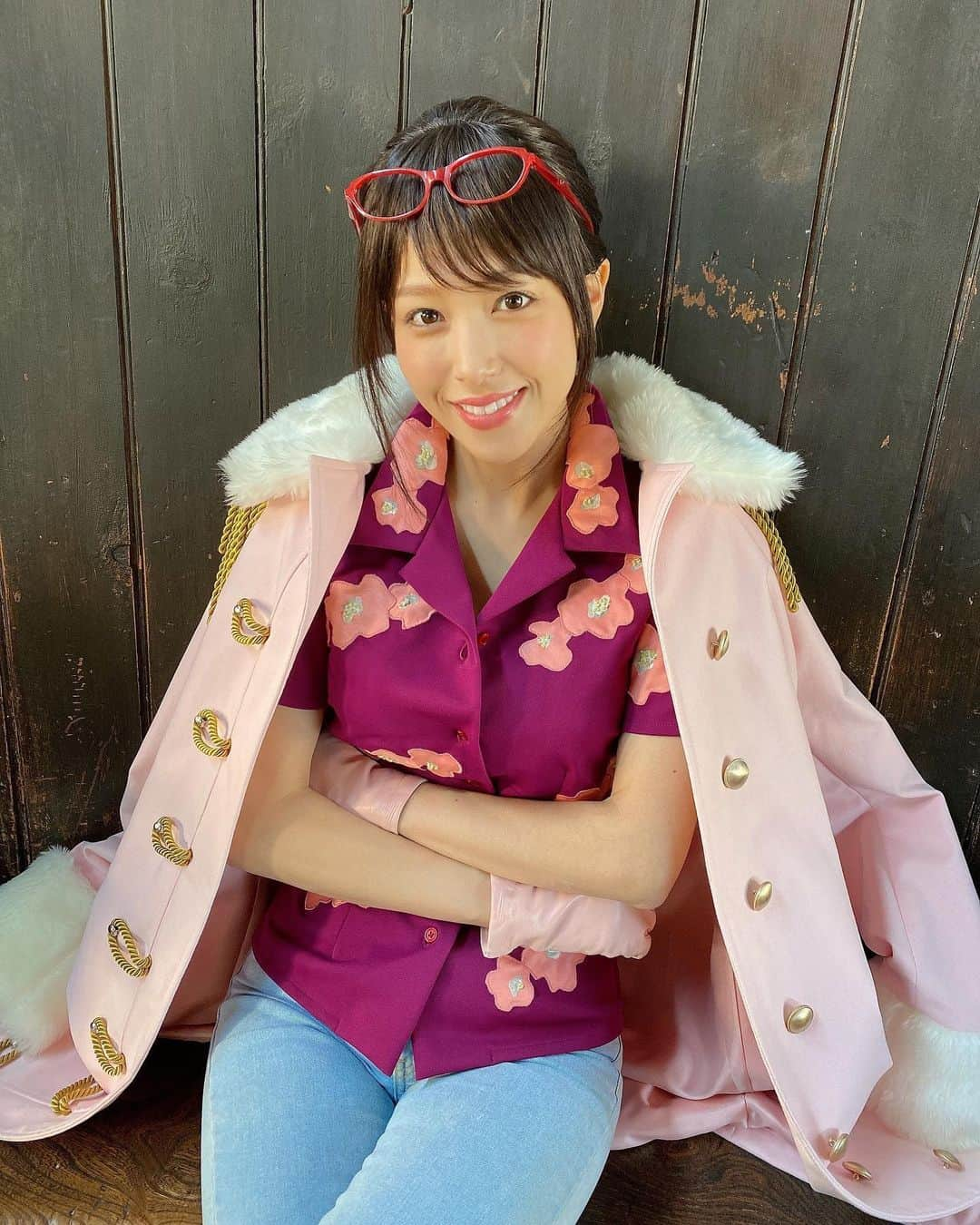 鷲見玲奈さんのインスタグラム写真 - (鷲見玲奈Instagram)「. 週刊プレイボーイ、発売中です✨  ウィッグの重さに驚きながら撮影しました。笑 横たわった時に頭が重くて重くて…！！！😳  週プレ、ぜひチェックしてみて下さいね✨  #週プレ #週刊プレイボーイ #オフショット」2月23日 21時40分 - sumi__reina