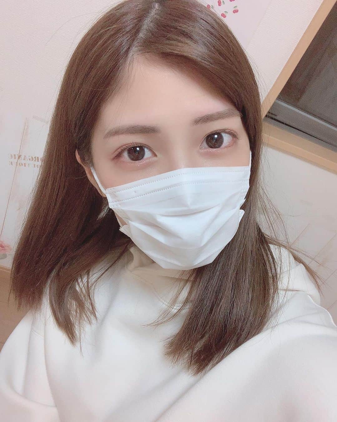 のインスタグラム：「🪞  私の定期的な楽しみはこれです😂笑 眉サロンで整えるとお化粧するのするのが楽しみになっちゃう！！ とっても楽チン💄♡  下まつげバラバラ事件が起きてます👀  #眉サロン #眉毛サロン #アイブロウサロン #アイブロウ #メイク #時短メイク」