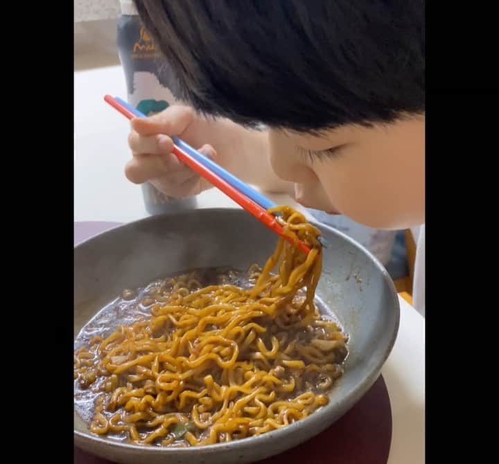 パク・タミのインスタグラム：「- (광고) 야식으로 짜장라면 했어요 우리~ 낼 첫씬이었는데, 스케줄이 뒤로 좀 밀려서.. 두어시간 더 늦게 자도 될 것 같아서. . ㅋ 좀 먹었어요 ㅋ ㅋ  나혼자산다에서 마마무 화사님이 짜장라면에 뿌려먹었던 그 트러플 오일 맞아요^^ 봉지라면의 품격을 세워주는 요 트러플 오일은, 블랙트러플이 아닌 화이트트러플이예요~  설명 들어갑니다! 요 둘의 차이는 송이버섯과 표고버섯의 차이라고 보시면되요. 화이트트러플이 송이버섯인거죠. 화이트트러플의 가격이 블랙트러플의 4배 가격인데, 마에바 트러플 오일은 천연 화이트트러플 함유량이 2%예요. 타사 트러플오일은 블랙트러플을 쓰는데, 2%중 1%가 블랙트러플 1%가 향료라고 해요. 마에바는 화이트트러플을 씁니다.  2월 24일 오전 10시부터 3월 5일까지 핫딜열어요~ 핫딜 기간을 길게 하는 이유는 써보시면 분명히 주변에 선물하시고 싶으실거고, 같이 먹고 싶으실거예요. 예쁜 상자에 담겨갈거고, 이번 할인및 혜택이 특별하거든요^^  4종 정가가 40,600원인데 29,800원에 드릴거예요. 또 현재 ssg에서 4,000원대로 판매하고 있는 황도 840g도 같이 드릴거예요. (복숭아 4개가 들어가 있어요) 사이즈 비교하시라고, 세개 나열해뒀어요. 진짜 핫딜이죠? 본사에서 오로지 홍보로만 생각하고, 정말 이익없이 주셨어요. 배송비요? 화끈하게 핫딜입니다. 배송비도 무료예요. 기간안에 혜택 받으세요👍🏻  오일 4종은 트러플, 바베큐, 마늘, 발사믹이예요~ 유통기한은 21년 11월까지입니다. 오일은 한달 정도? 쓰는거 같아요~~😉」
