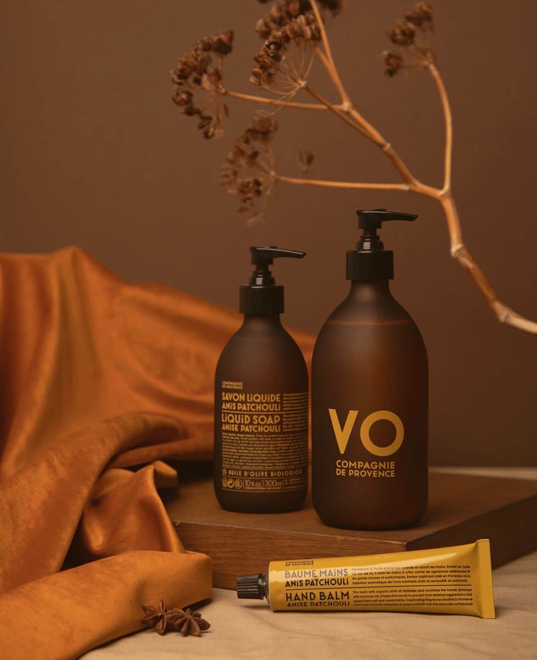 カンパニードプロバンスのインスタグラム：「Un duo iconique pour prendre soin de ses mains au quotidien : notre Savon Liquide Anis Patchouli ainsi que son baume pour les mains. 2 soins aussi bon pour la peau que pour sa déco 💡 Qui connait cette senteur d'ailleurs et ne peut plus s'en passer?⁠ --⁠ An iconic duo to take care of your hands on a daily basis: our Liquid Anise Patchouli Soap and its hand balm. 2 skincare products as good for the skin as for its decoration 💡 Who knows this scent from elsewhere and can not do without it?」