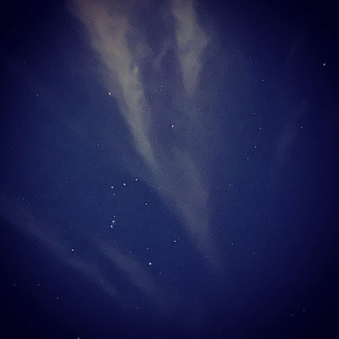 石田昌宏のインスタグラム：「いまのiPhoneは、手持ちで星空を撮れちゃいます。 天体少年だった頃、あれだけ星空撮影は大変だったのに、今は簡単！たった3秒の露光でオリオン星雲まで写りました。  筋雲の向こうのオリオン座を撮りました。」