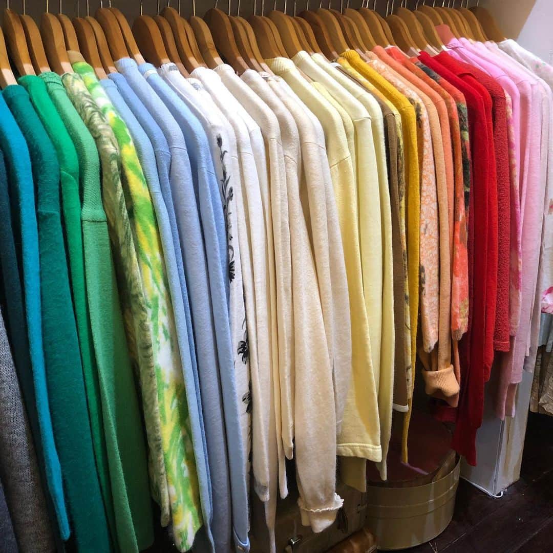 NUTTY Vintage&Collectibleのインスタグラム：「NUTTY DEPARTMENT STORE FLOOR 5 - authentic vintage for lady-  【 new arrival 】 ▫︎ 50's color cardigan  リニューアルにあわせて春の新着入荷いたしました💐  新しくなったNUTTYは品揃え豊富にVINTAGEアイテムが揃うデパートをイメージして8つのフロアにカテゴライズ  FLOOR 5よりオーセンティックな新入荷アイテムをご紹介。 プレーンな春色ニットカーディガンはまだまだ冷え込むいまの時期に、春の気分を味わうアイテムとしてうってつけ。  ベーシックなアイテムだからこそ、色やシルエット、素材にこだわって🌹  ---------------------------------------------------- 💐Formal Fair 2021💐1/18(mon)~ ☑︎ヴィンテージジュエリーALL10%OFF  🚌送料無料🚌1/15(fri)~ ☑︎VINTAGE ONLINE STORE ¥10000以上 ☑︎SELECT BOUTIQUE ONLINE STORE ¥5000以上 お買い上げで全国一律送料無料！ （※ONLINE STORE/その他通販全て対象） ----------------------------------------------------」