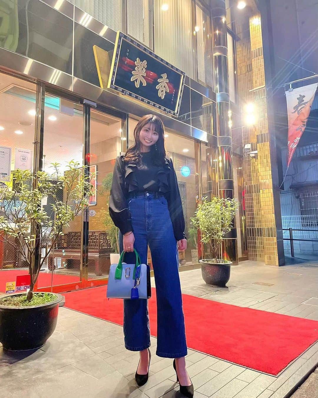 坂口莉果子さんのインスタグラム写真 - (坂口莉果子Instagram)「最近のヘビロテジーンズ👖 合わせやすくて最高なのよ✨ 黒は着痩せ効果抜群😂 ・ ・ ・ ※撮影の時のみマスクを外しています。 #japan #yokohama #fashion #denim #denimpants #winter #marcjacobs #marcjacobsbag #coca #chinesefood #chineserestaurant #dinner #gu #日本 #横浜 #中華街 #中華料理 #飲茶 #元町中華街 #横浜グルメ #ファッション #デニムコーデ #ジーンズ #ジーンズコーデ #ジーユー #マークジェイコブス #バッグ #ブラウス #ブラウスコーデ #パンプス」2月23日 21時44分 - rikakosakaguchi