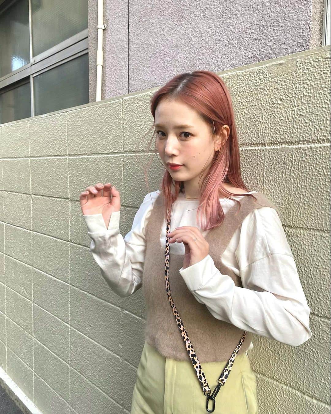 目見田早弥子のインスタグラム：「🥥🍈🤍 チークとリップのバランスすき♡」