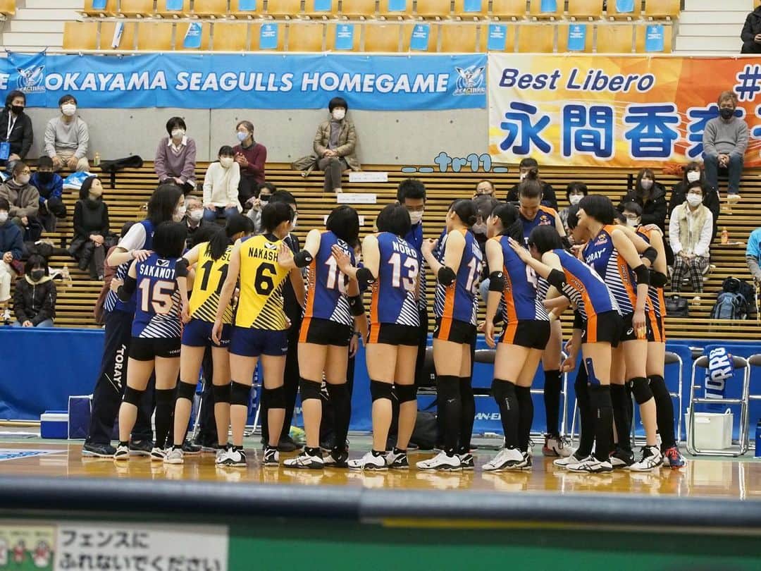 中島未来のインスタグラム：「2020・21Vリーグ終わりました。 本当に最後の最後まで東レアローズの応援ありがとうございました。 結果はみんなが納得いきませんが、チーム全員で最後まで戦い抜きました。 チームのためにやるべき事、やらなければいけない事をそれぞれの立場で役割をやり自分自身沢山感じる事がありました。 この悔しさを一生忘れず、がんばっていきます。 本当にこのメンバー、チームが大好きです。 これからも東レアローズの応援よろしくお願いします。 本当にありがとうございました😭 #東レアローズ  #応援ありがとうございました」