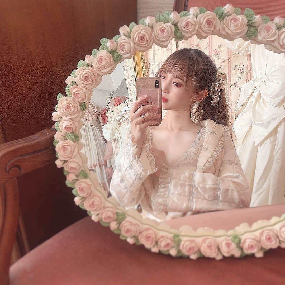 酒元麻衣（まいへー）のインスタグラム：「毎日使っている( @lulukushel )のナイトブラ☁️キャミタイプは2着目☺️キャミタイプはお腹が冷えないから大好きです。個人的に授乳も問題なく使えます♡最近出た新商品のバストクリームでケアもしてます🤍授乳期が終わった後が怖いから今からしっかりケア頑張る…🥺🍑 . . ナイトブラは期間限定で30%オフのセールを開催しているみたいです…🤍🤍 #lulukushel#ルルクシェル#くつろぎ育乳キャミ#育乳#育乳ブラ#ナイトブラ#pr#バストクリーム#chewybreastcream#バストケア」