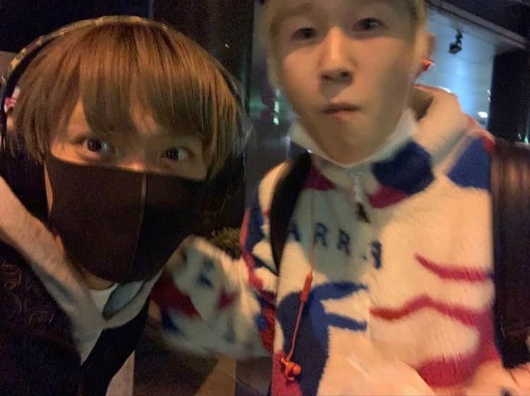 山田義孝のインスタグラム：「🤡🤡🤡 ピザマン食べながら歩いてたら アイススケート選手のスタートダッシュみたいな勢いでGEN君が目の前に走ってきた。 本当に道でバッタリよく会う。 嬉しいな。 次会ったらアメちゃんあげよ。 @04genls」