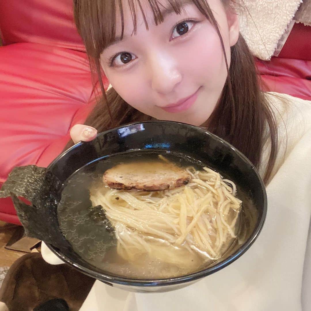塩川莉世のインスタグラム：「おうち帰ってラーメンたべた..!!!! 珍しくあっさり塩🍜 . . . みんな今日もライブありがとうございました！企画のイヤホンガンガンゲームのありちゃんが今日1面白かったです🌸 . . @afuri_fineramen  #afuri #afuriramen #らーめん #ラーメン好きな人と繋がりたい #ラーメン部 #ラーメン女子 #ラーメンインスタグラマー #afuri通販 #お取り寄せグルメ #おうちでafuri #阿夫利 #お取り寄せラーメン #ラーメン通販 #麺スタグラム #bbb #photo #pr #photography #ramen #ramenstagram #ramen🍜」