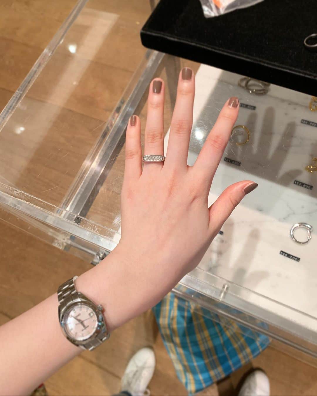 のインスタグラム：「﻿ この指輪はふりふらの公開日に出会って一目惚れして自分へのご褒美として買いました。﻿ 元々はピンキーリングなんですけど、抜けてしまうので薬指に付けてます。﻿ 自分へのご褒美を買う瞬間ってとても幸せ。。﻿ 急なお気に入り紹介でした。💍 コスメも今度投稿しようかな💄」