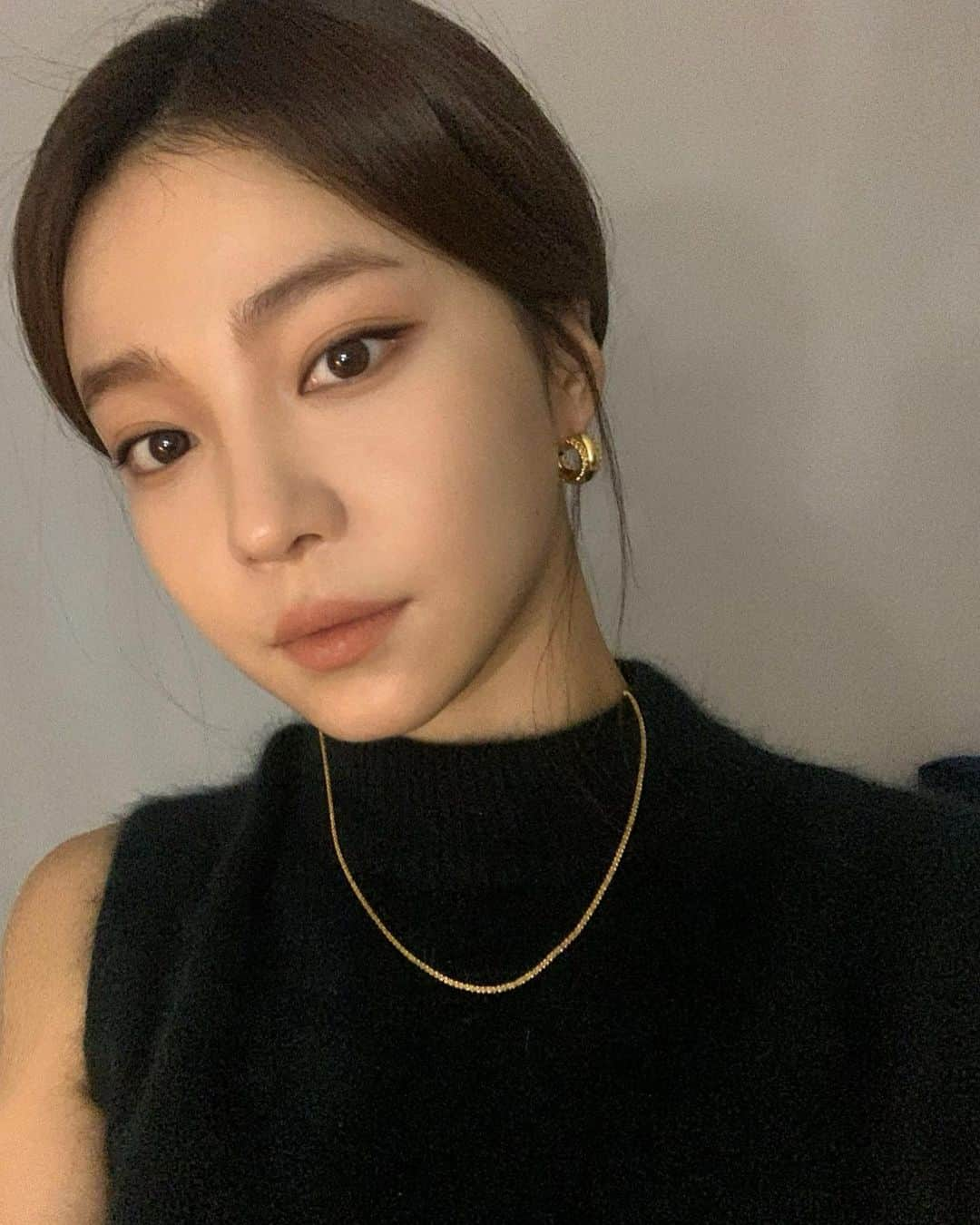 チ・ユンミのインスタグラム：「#makeup #릴스확인하깅☺️ 눈썹-#naming 브로우마스카라 립-#3ce#219 피부-#shemonbred 쉐도우-#etude」