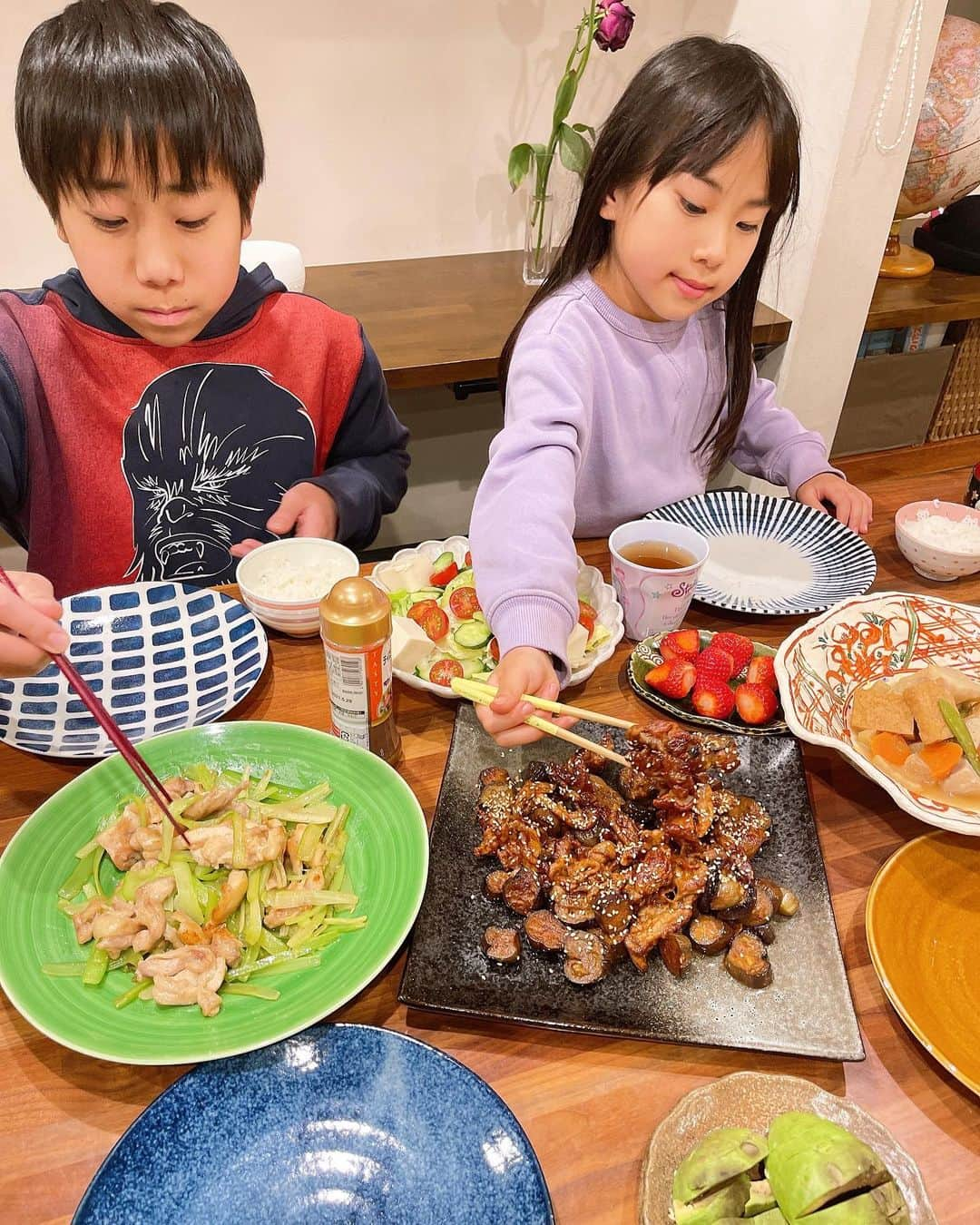 みきママさんのインスタグラム写真 - (みきママInstagram)「【茄子とセロリの美味しい食べ方です！！】  旦那の両親が私がお仕事だったので、お泊まりに来て助けてくれました〜😭😭😭いつも来ていただくと、子供達の規律を正していただけるので本当に頼りになります。先ほど帰りました〜。ありがとうございました〜🙇‍♀️🙇‍♀️🙇‍♀️  すると、お義母さん「余った野菜使って。」ってさ。茄子とセロリをいただきました。  茄子とセロリをおいしく食べる方法は、なすは茄子味噌に、セロリは鶏とセロリの塩炒めが1番です✨茄子味噌は完食本に載っています👍  セロリのうま塩炒めは、鶏肉に塩と片栗粉をもみこんでカリッと焼いたら、セロリを入れて酒+鶏がらスープの素+塩胡椒で炒めるだけです❗️酒を入れることで味に深みが出てめちゃ美味しくなります✨  みんないかがですか⁉️  れんちび「セロリ丼うまい。」セロリ丼なんてありえないけど、この料理だと成立します😅  杏ちゃん「なすうま。」ってさ。今日は豚と茄子だけだけど、めっちゃ美味しいよね。松屋のあの味だよね。  そこで、私「はるとれん、今日は期末テストの勉強した？」って聞いたら、  はる兄「うるせーなー、めちゃやったわ。勉強飽きた。」ってさ。  れんちび「しつけー。やったわ。」ってさ。  成績上がってから文句言え。  ⭐️明日2/24から神戸阪急で餃子イベントをします🥟🥟🥟お近くにお住まいの方、是非一度召し上がってみてください‼️  #みきママ　#茄子味噌　#セロリ #なす #完食本」2月23日 21時50分 - mikimama_official