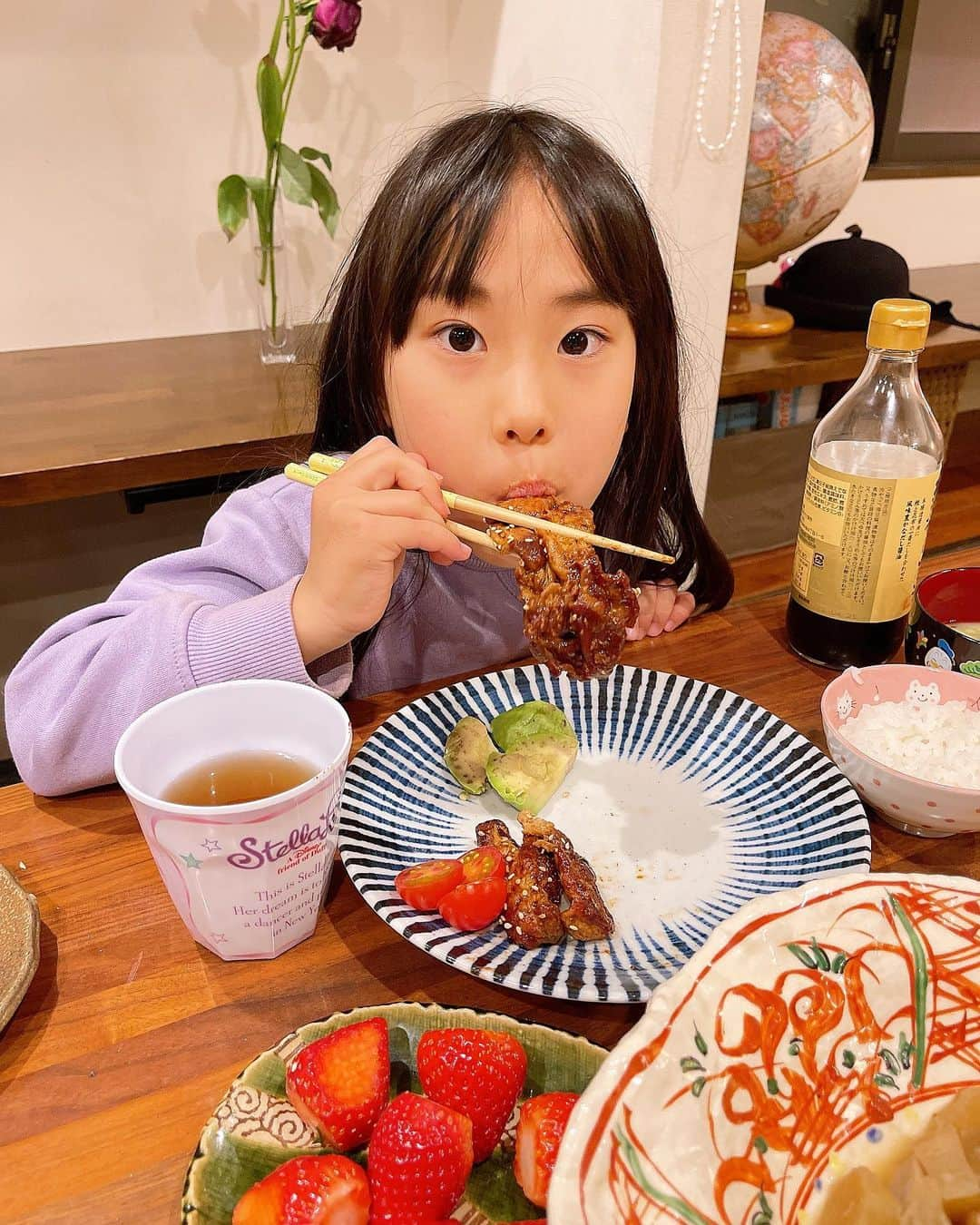 みきママさんのインスタグラム写真 - (みきママInstagram)「【茄子とセロリの美味しい食べ方です！！】  旦那の両親が私がお仕事だったので、お泊まりに来て助けてくれました〜😭😭😭いつも来ていただくと、子供達の規律を正していただけるので本当に頼りになります。先ほど帰りました〜。ありがとうございました〜🙇‍♀️🙇‍♀️🙇‍♀️  すると、お義母さん「余った野菜使って。」ってさ。茄子とセロリをいただきました。  茄子とセロリをおいしく食べる方法は、なすは茄子味噌に、セロリは鶏とセロリの塩炒めが1番です✨茄子味噌は完食本に載っています👍  セロリのうま塩炒めは、鶏肉に塩と片栗粉をもみこんでカリッと焼いたら、セロリを入れて酒+鶏がらスープの素+塩胡椒で炒めるだけです❗️酒を入れることで味に深みが出てめちゃ美味しくなります✨  みんないかがですか⁉️  れんちび「セロリ丼うまい。」セロリ丼なんてありえないけど、この料理だと成立します😅  杏ちゃん「なすうま。」ってさ。今日は豚と茄子だけだけど、めっちゃ美味しいよね。松屋のあの味だよね。  そこで、私「はるとれん、今日は期末テストの勉強した？」って聞いたら、  はる兄「うるせーなー、めちゃやったわ。勉強飽きた。」ってさ。  れんちび「しつけー。やったわ。」ってさ。  成績上がってから文句言え。  ⭐️明日2/24から神戸阪急で餃子イベントをします🥟🥟🥟お近くにお住まいの方、是非一度召し上がってみてください‼️  #みきママ　#茄子味噌　#セロリ #なす #完食本」2月23日 21時50分 - mikimama_official