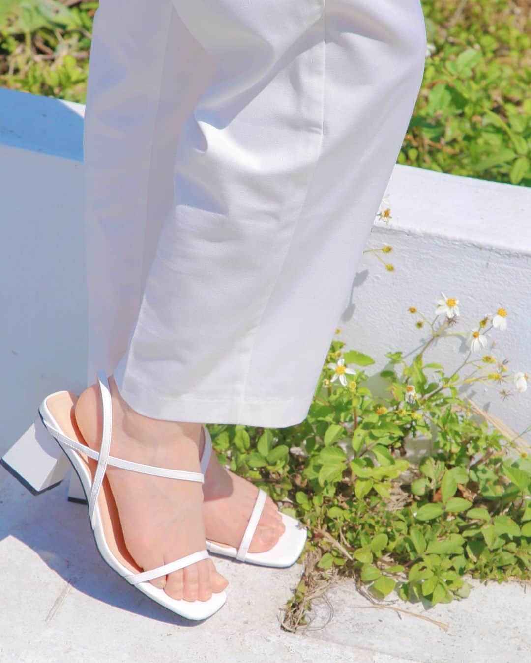 蔡瑞雪（Ruixue Tsai）さんのインスタグラム写真 - (蔡瑞雪（Ruixue Tsai）Instagram)「殺青後馬上排一個放鬆旅行 墾丁真的太美了 （內有影片） 分享我的 #旅行穿搭 #墾丁民宿 給你們💗 出去玩一定要穿的舒服美麗～太陽很大的墾丁 選了遮陽又有氣質的穿搭 配上高跟小涼鞋 很青春🐶  非常喜歡這一套 小個子女生顯比例好💭 全身 @Kefei.official  - 絕美民宿 #碧海晴天 包棟villa 看到影片你們就會知道這裡的取名太真實了～ 房內泳池折射美麗的天空配上海景 漂浮早餐 💕 讓人好像到人國外度假🏖 🏠 @villayagoo @kenting.hotel」2月23日 21時51分 - snowbabyq