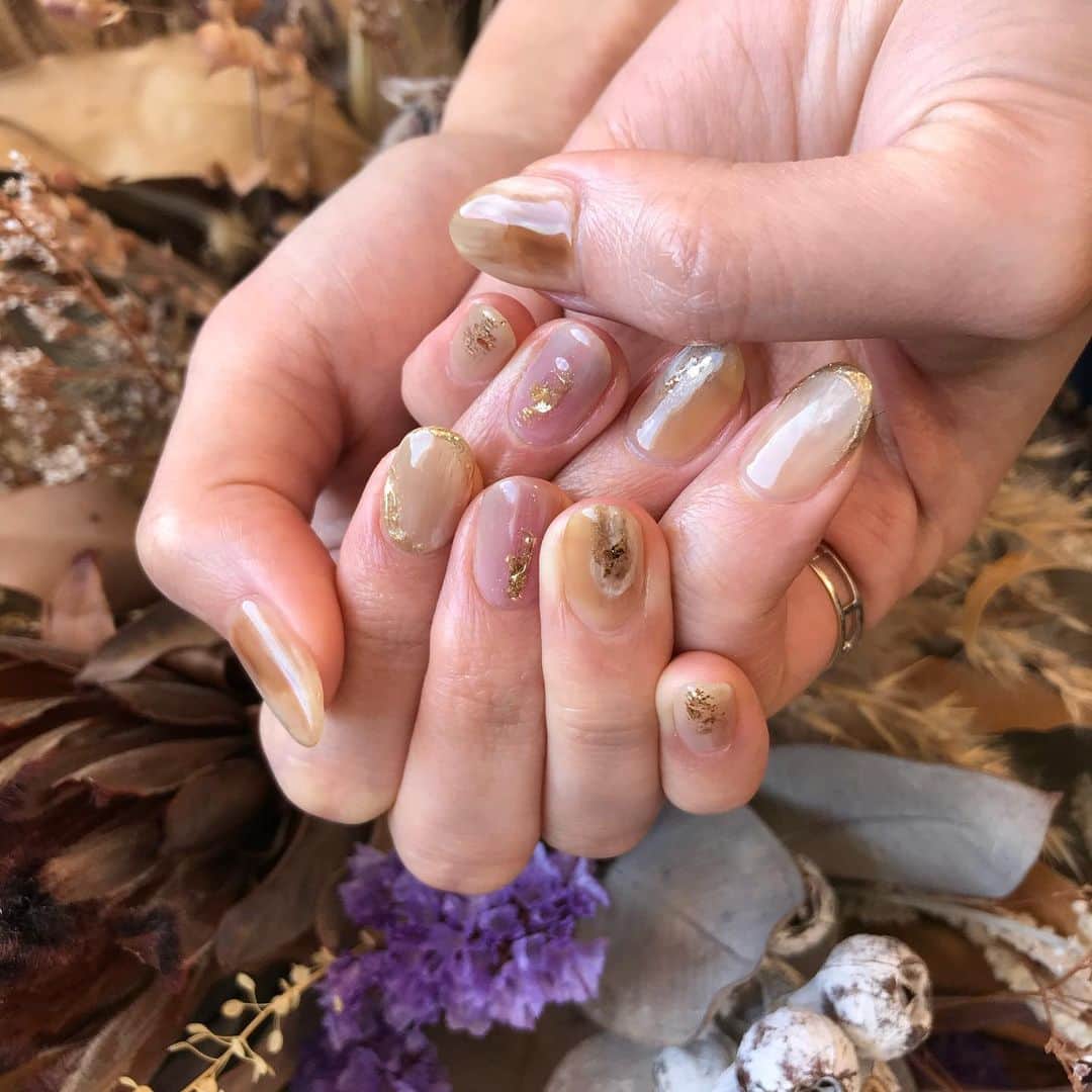 のインスタグラム：「New nail💅 少し春を先取りして🌸🌼 親指のマーブルが美味しそうです☕️  @says_nail   今回も作ってる途中から「可愛い」連発のデザインでした〜😆✨  #akita #nail #handnail #spring #saysnail #春色 #ニュアンスネイル #奥行きネイル」