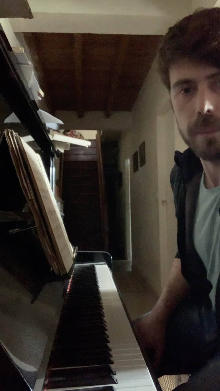 ニール・ブラウンのインスタグラム：「Maybe one day I’ll master more than the first page. 🤞💪  🎹 🎶   #moodoftheday #instavid #practice #music #classical #piano #passion #instafollow #followme #instagay #gay #theonegoodthingaboutlockdown」