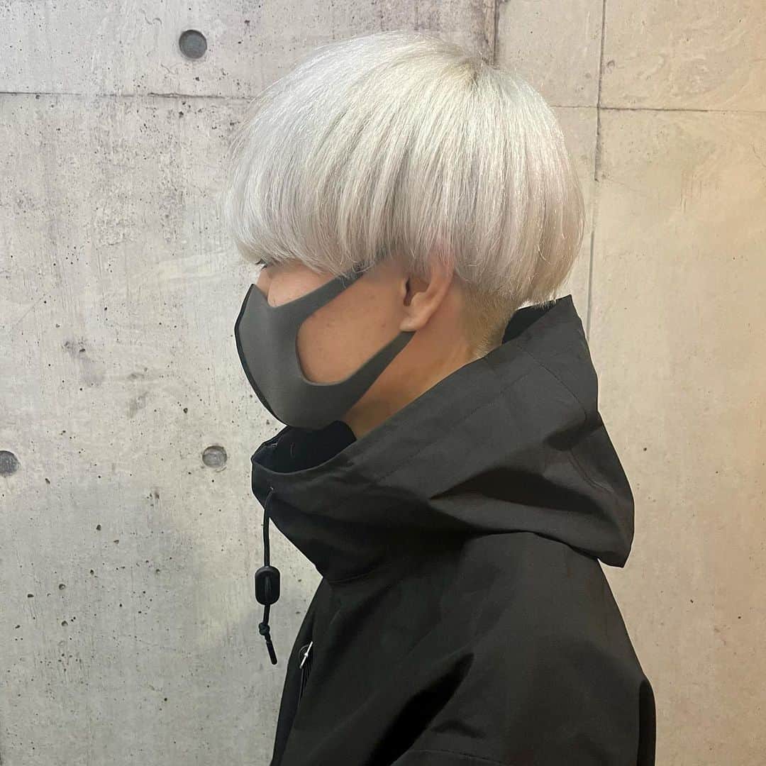田中滉一さんのインスタグラム写真 - (田中滉一Instagram)「マッシュ✖︎ホワイトカラー こちらのお客様は90%ホワイトです✨  予約はホットペッパーまたはDMからもお取りできます！   #マッシュ #メンズヘア #メンズファッション #ヘアセット #カラー #ダブルカラー #ケアブリーチ  #美容師 #原宿 #美容室 #ホワイトカラー #白髪#白髪マッシュ#menshair #mensstyle  #無印良品 #l4l #金木研 #ハイトーン  #撮影 #センターパート #刈り上げ  #ヘアカタ #エドルブリーチ #韓国 #韓国マッシュ #コンマヘア #パーカーチャンネル #カルマパーマ」2月23日 21時53分 - koichi__tanaka