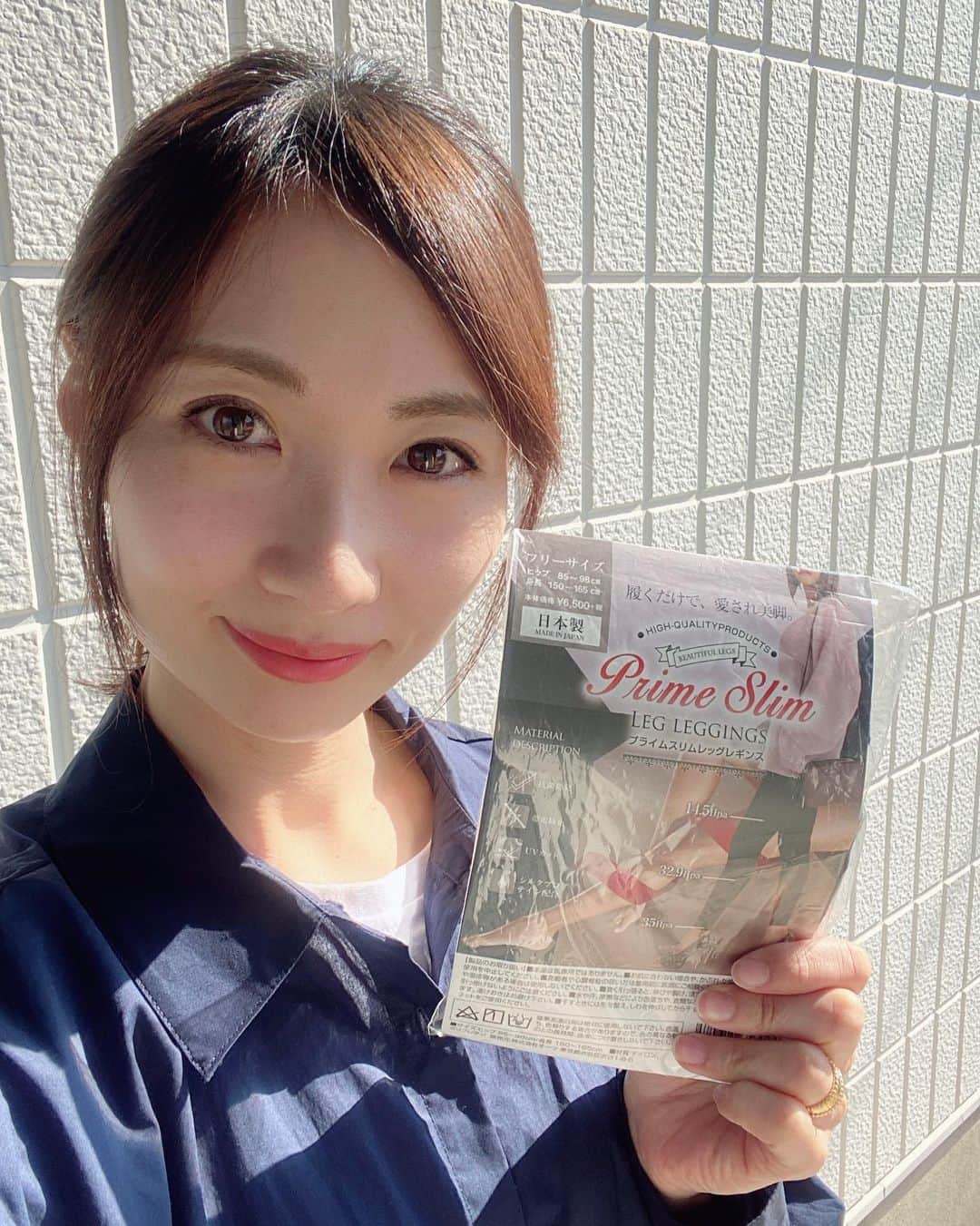 吉田早織のインスタグラム：「・﻿ 気になっていた着圧レギンス👖﻿ 履くと1日歩いても浮腫まなくてびっくり！ ﻿ ﻿ 今日は @prime_slim_official の #プライムスリムレッグレギンス を履いていました😊 ﻿ ﻿ ﻿ 自転車移動が増えたこともあり最近はほぼパンツスタイルなので、﻿ レギンスにシャツワンピを合わせて気分を変えたいなーと思っています☺️﻿ ﻿ ﻿ ﻿ 細身のパンツの下にも履けるので、寒い日にも重宝しそう✨﻿ ﻿ ﻿ ﻿ ﻿ ﻿ ﻿ #着圧レギンス　#足痩せ #むくみ解消  #レギンスコーデ #レギンス #ママコーデ  #シャツワンピース #むくみ改善」