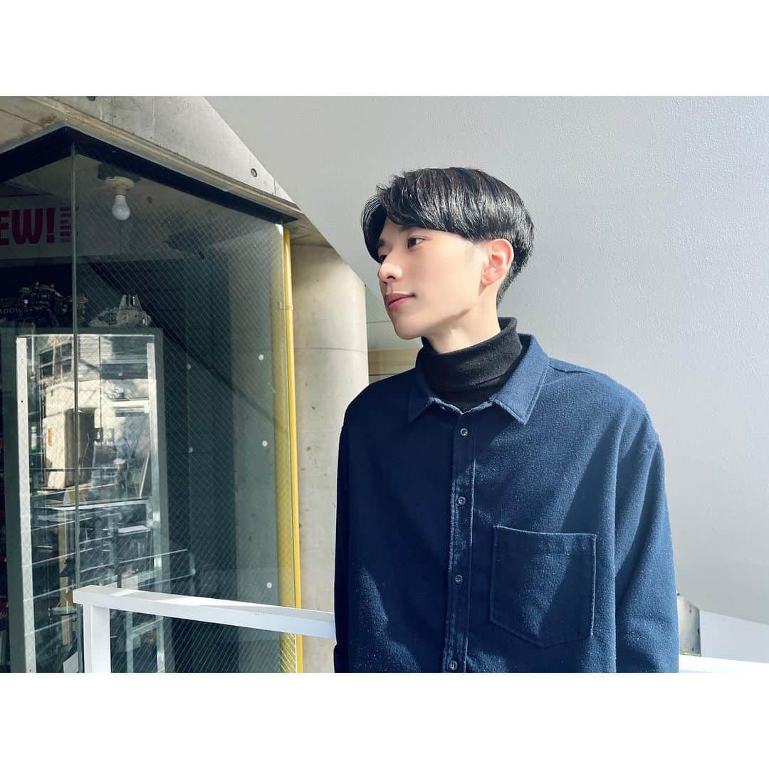 田中滉一のインスタグラム：「写真うつりよくなりたいです😞﻿ ﻿ ﻿ 新型コロナウイルスについて　﻿ ﻿ ●フロントにアルコール消毒液の設置。ご来店の際、手指の殺菌除去にご協力ください。﻿ ﻿ ●お客様は、マスクを着用したままでの施術が可能です。（シャンプー時の水濡れ、薬剤が付着することがございますので、替えのマスクのご持参をお勧めいたします）﻿ ﻿ ●店内の各スペースや備品等徹底した清掃と除菌に努めています。﻿ ﻿ また、発熱や咳、だるさなど体調のすぐれないお客様は、ご来店をお控えいただけますようお願い申し上げます。﻿ ﻿ 何卒ご理解ご協力のほどよろしくお願いいたします。 ﻿ ﻿ この度ROVERのチャンネルから独立して個人チャンネルを開設することにしました！﻿ ﻿ 今後はこちらのチャンネルから更新していきます！﻿ よければチャンネル登録お願いします！﻿ ﻿ 僕のプロフィールから飛べますのでよろしくお願いします！﻿ ・﻿ 今週まだご予約に空きがあります！﻿ ぜひお越しください！﻿ ・﻿ ・﻿ ・﻿ ﻿ 予約はホットペッパーまたはDMからもお取りできます！﻿ ﻿  #マッシュ #メンズヘア #メンズファッション #ヘアセット #カラー #ダブルカラー #ケアブリーチ  #美容師 #原宿 #美容室 #ホワイトカラー #白髪#白髪マッシュ#menshair #mensstyle  #無印良品 #l4l #金木研 #ハイトーン  #撮影 #センターパート #刈り上げ  #ヘアカタ #エドルブリーチ #韓国 #韓国マッシュ #コンマヘア #パーカーチャンネル #カルマパーマ」