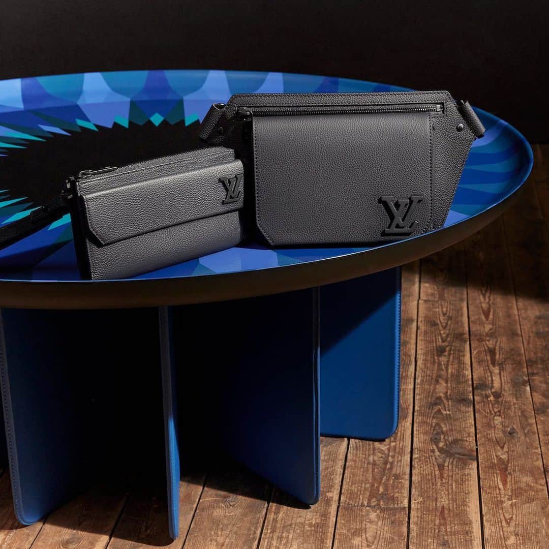 HYPEBEASTさんのインスタグラム写真 - (HYPEBEASTInstagram)「@hypebeaststyle: @louisvuitton has revealed a new Aerogram collection of men’s leather goods by @virgilabloh. Symbolizing the Art of Travel, the series has been crafted in the house’s signature black grained leather and features a folded structure or bias cuts at the ends of the accessories, bringing back the brand’s iconic envelope-shape, first associated with the Concorde journeys. Learn more about the pieces via the link in or bio. ⁠⁠ Photo: Louis Vuitton」2月23日 22時04分 - hypebeast