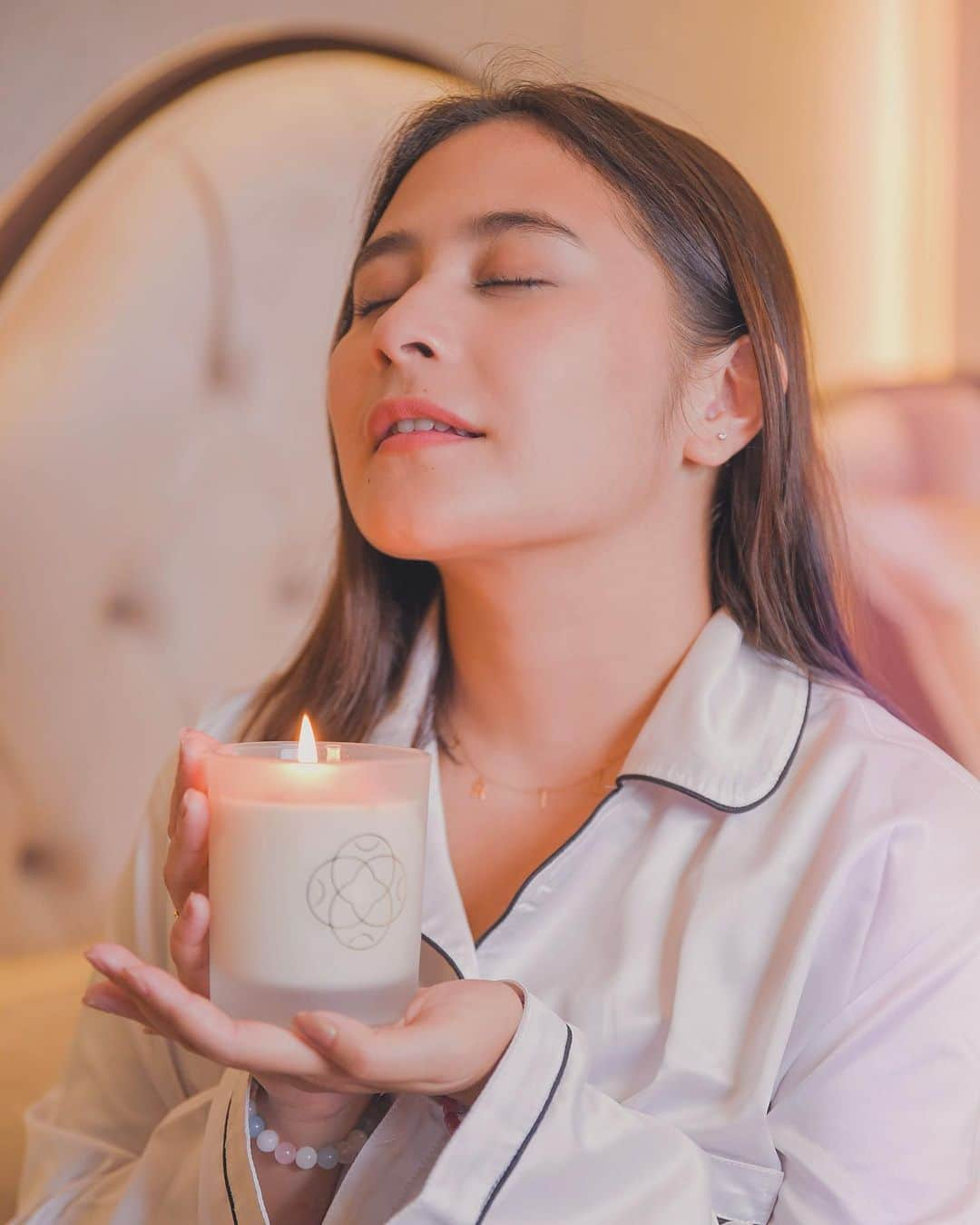 Prilly Latuconsinaさんのインスタグラム写真 - (Prilly LatuconsinaInstagram)「Aroma Lavender dan Vanilla dari scented candle SINA ini sangat menenangkan. Yang membuat lilin ini special adalah didalamnya terdapat crystal amethys dan rose quartz yang memberikan energi baik untuk mengurangi stress dan membuat kita lebih tenang. Nyalain lilin ini saat mau tidur bisa memperbaiki kualitas tidur banget! cocok buat kalian yang insom atau hectic kerjaannya. Biasanya aku nyalain pas mau tidur atau pas lagi mandi air hangat ❤️ dapatkan di:  @theuplifters.id」2月23日 21時56分 - prillylatuconsina96