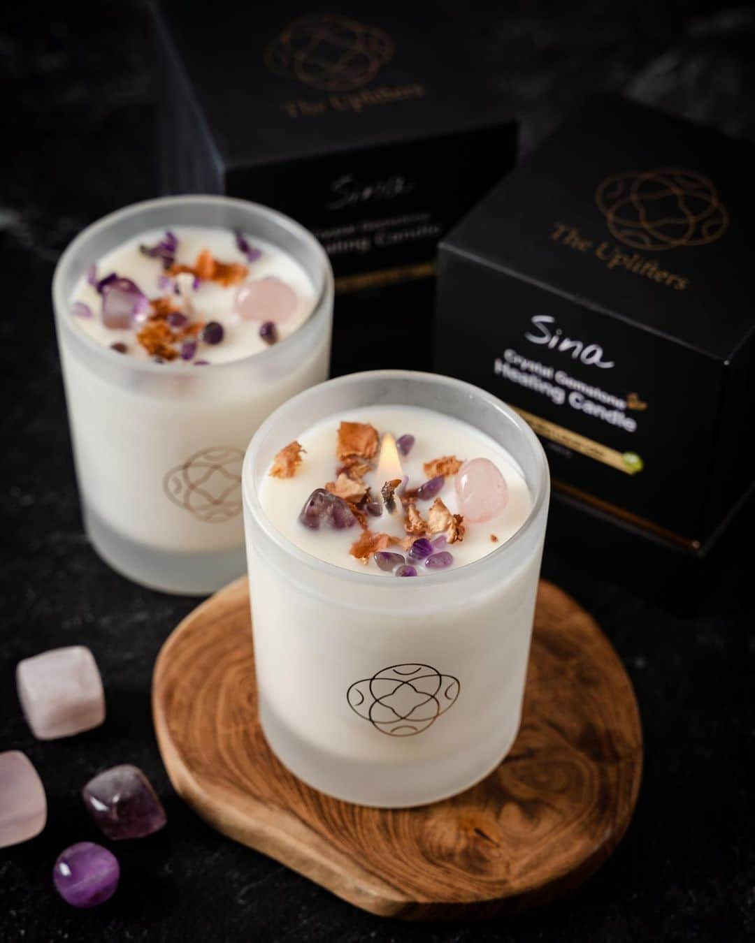 Prilly Latuconsinaさんのインスタグラム写真 - (Prilly LatuconsinaInstagram)「Aroma Lavender dan Vanilla dari scented candle SINA ini sangat menenangkan. Yang membuat lilin ini special adalah didalamnya terdapat crystal amethys dan rose quartz yang memberikan energi baik untuk mengurangi stress dan membuat kita lebih tenang. Nyalain lilin ini saat mau tidur bisa memperbaiki kualitas tidur banget! cocok buat kalian yang insom atau hectic kerjaannya. Biasanya aku nyalain pas mau tidur atau pas lagi mandi air hangat ❤️ dapatkan di:  @theuplifters.id」2月23日 21時56分 - prillylatuconsina96