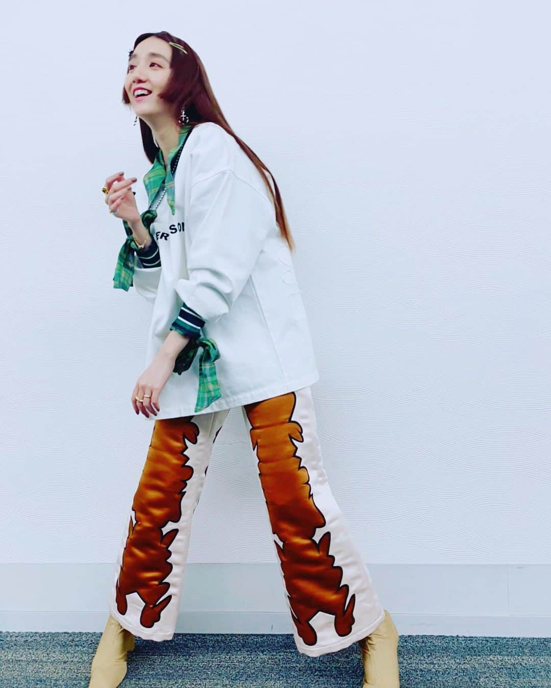 のインスタグラム：「今でしょ講座にさっきまで出てたんですけど、声優さんスペシャルでマジでご褒美でした…本当に…ありがとうございました…これからもずっとひっそりアニメが大好きです…  今回はただの生徒だから大人しめにしよってスタイリングしたはずが、結局アクの塊みたいになってた😂 ラブスタイリスト @stylist_takashi  ラブヘアメイク　@toyodayousuke   Tops / Pants @tenderperson Shirts @95jieun_tokyo Shoes  @yelloshoes_official Necklace @gagan.jewelry Ring  @dewbykanakohayakawa @nutmeg_jp Earring / Hairpin @pameopose」