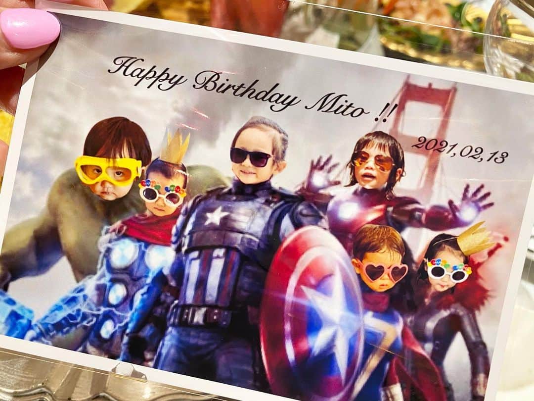 平山美香のインスタグラム：「長男４歳のBD party その① テーマはMARVEL❤️ ママ友がいつメンキッズの可愛いBDカードつくってくれました❤️ケーキ・スィーツ・バルーン・デコレーション・プレゼントなど全てMARVEL❤️キッズ皆んなスーパーヒーロー気分になってくれました❤️ to be continue #MARVEL #birthdayparty #誕生日 #誕生日パーティー #スパイダーマン #キャプテンアメリカ #アイアンマン #4歳」