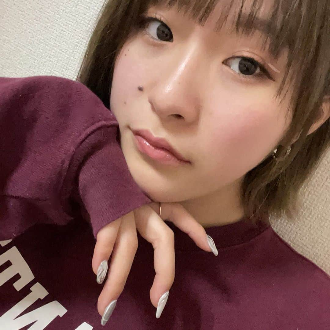 りょうかのインスタグラム：「可愛いリップ貰ったからさっそく使っちゃお🤤  くにちゃんありがとう💫  #福岡ベルエポック美容専門学校#美容師科#美容専門学生#アイデザイナーコース#ネイリスト#ネイリストの卵#部屋着女子 #春コスメ#春リップ#mac#maccosume」