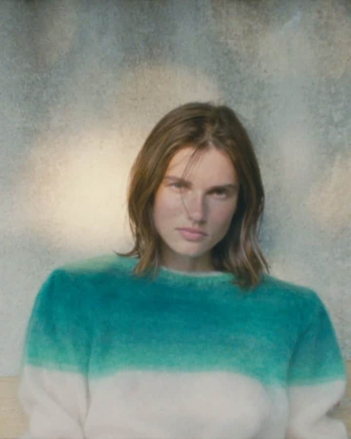 のインスタグラム：「Étoile Spring-Summer 2021 With @giedre.dukauskaite & @karlyloyce   Video by @samuelrixon  The #IsabelMarantÉtoile SS21 collection is now available. Discover more through the link in bio  #IsabelMarant」