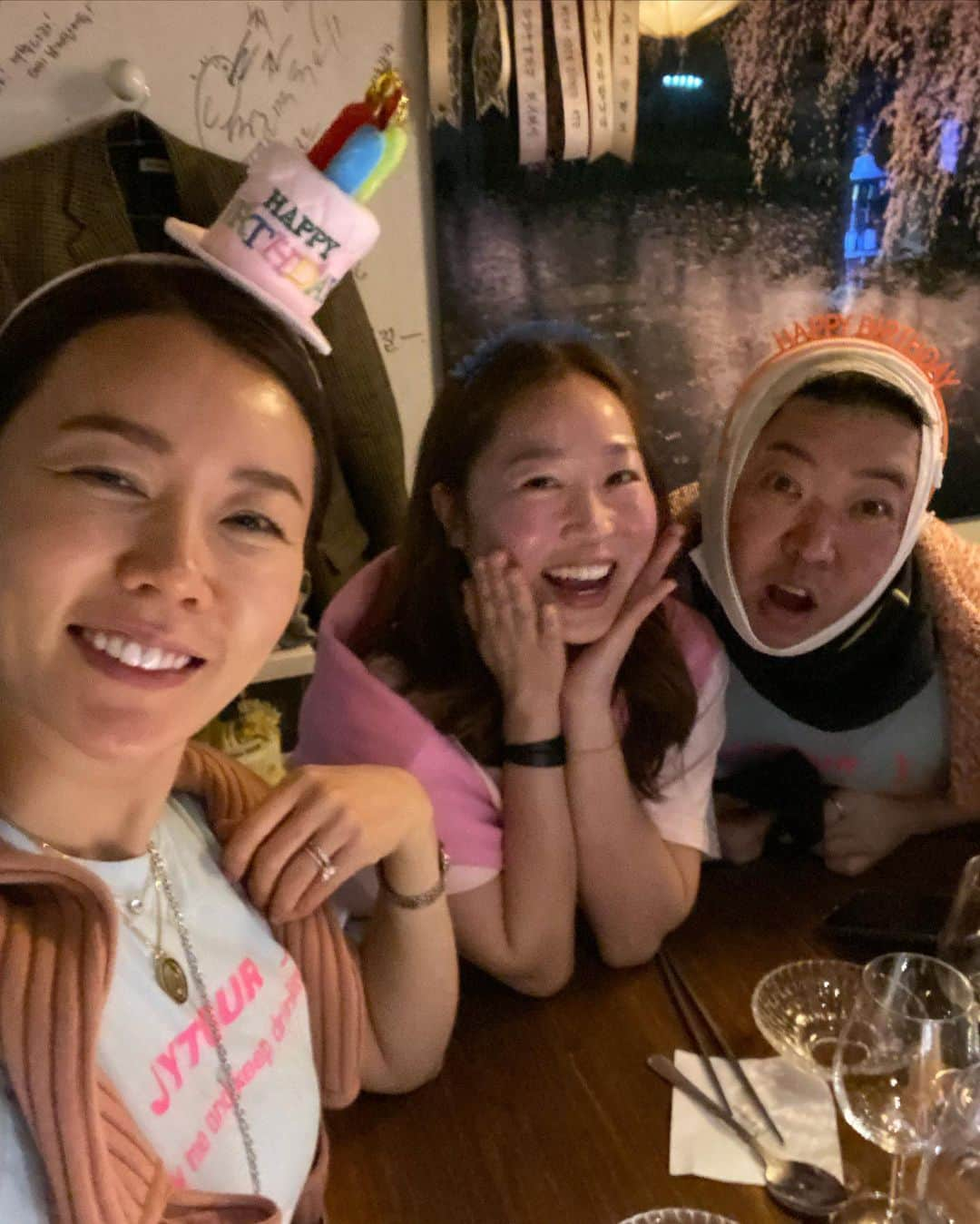 アン・ソニョンさんのインスタグラム写真 - (アン・ソニョンInstagram)「나는 행복한 사람❤️  #생일전야제 with @jytour  @chef__daisy  @sinstar23  감사해❤️  울 바로 @baro_seo 가 빌어준 소원대로  "엄마생일에 반짝반짝 보석 받게 해주세여..."라더니  #을지로보석 💎 에서 벗들과 막 하이볼 골든벨치고  햄보크한 밤  #hbd🎂 2 me 😌 @euljiro_boseok」2月23日 22時12分 - anney_an_love