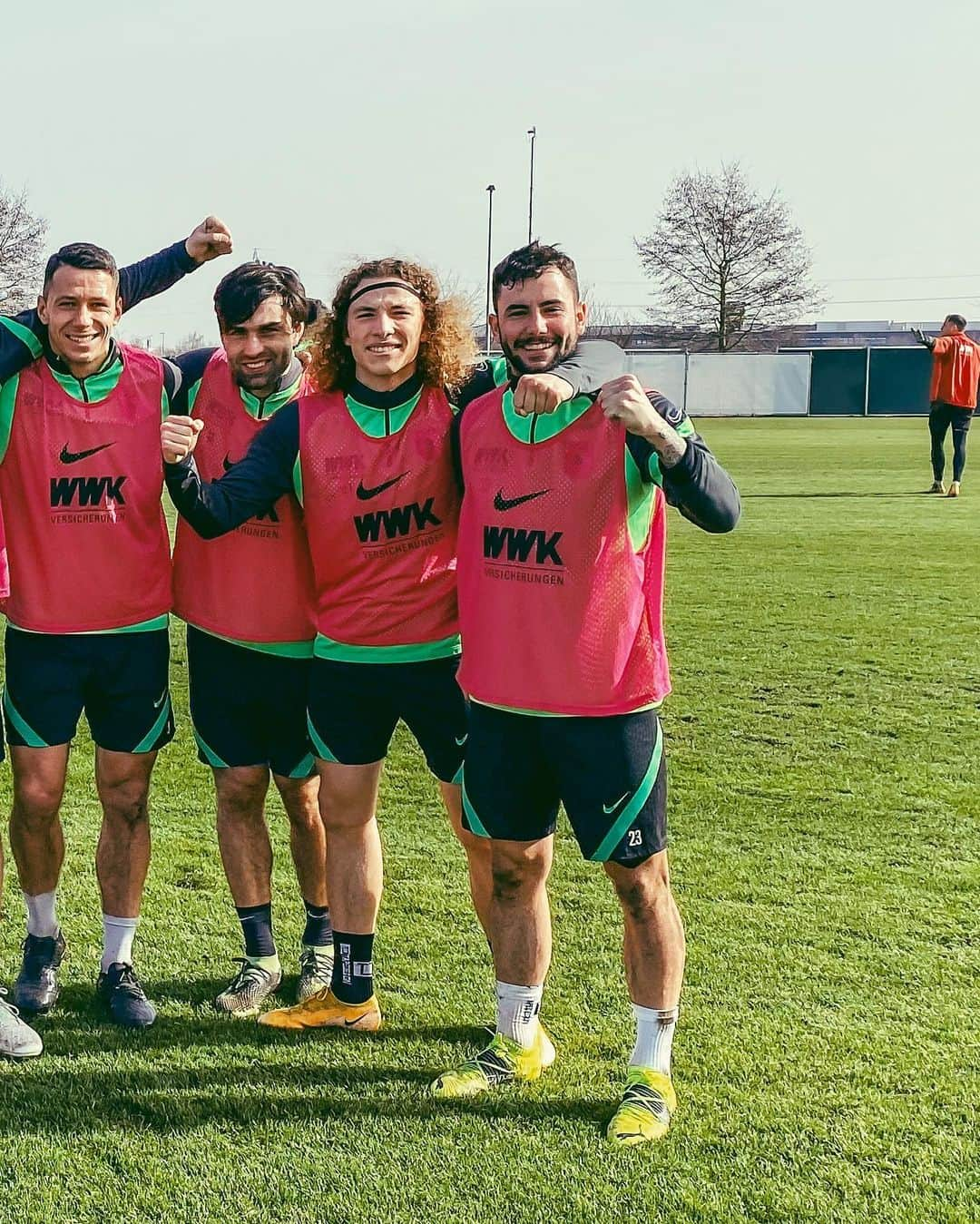 FCアウクスブルクさんのインスタグラム写真 - (FCアウクスブルクInstagram)「🏆 #TeamOfTheDay 💪  #FCA #FCA1907 #fcaugsburg #Training #Champions」2月23日 22時12分 - fcaugsburg1907