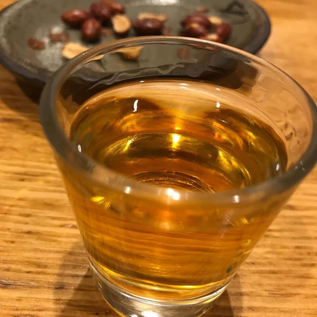 松本素生のインスタグラム：「ウイスキー🥃ショット4杯目。 別名、西部劇呑み  しかし今日のライブ、アーカイブで観てましたが、めちゃくちゃ良いっすね😭😭 カメラも7台入ってますって！！ 映像も綺麗だし、音も最高！！！」