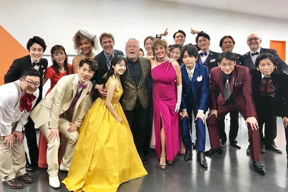 青山郁代のインスタグラム：「昨年の今頃は横浜アリーナにて『#美女と野獣インコンサート 』に出演中でした🌹 ・ ・ 演出のTony、音楽監督のRichardと共に稽古場での日々を過ごし、 本番にはAlan MenkenとPaige O'Haraが来日し、カンパニーが一丸となって作り上げたまさに夢の舞台☕️🫖✨ ・ 横浜アリーナは毎公演超満員で、３日で３万人のお客様にご来場いただき熱気に包まれました🔥✨ ・ ・ ・ 世の中が形を変えようとしていく流れを感じる中で、 ・ この素晴らしい愛と夢溢れる作品をお客様にお届けしようと没頭した稽古の日々🌹✨ ・ お客様をお迎えして、満席の客席がペンライトで光り輝いたあの光景。 ・ ・ あれから一年。 とても懐かしく感じています。 ・ ・ また、海外から親愛なるスタッフ・キャストの皆さんが来日し、ハグし合いながら共に作品作りができる。 ・ そんな世界が戻ってくると今日も信じて🤝✨ ・ ・ ・ #美女と野獣 #beautyandthebeast #alanmenken #paigeohara  #tonyclements #richardcarsey #ディズニーオンクラシック」