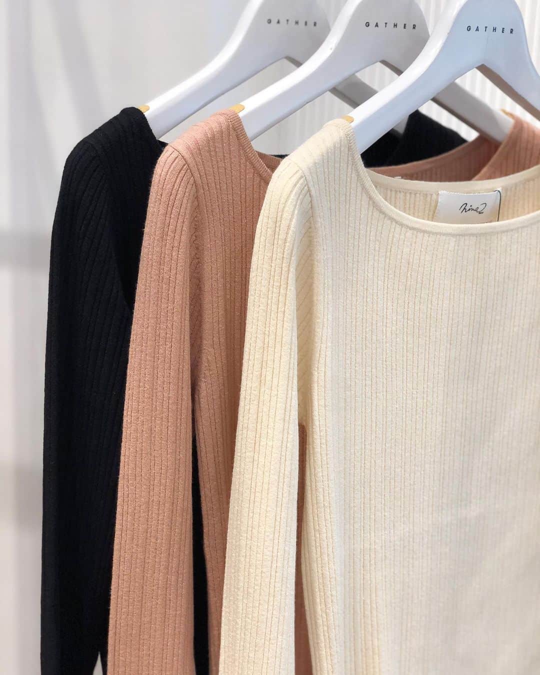 新谷美奈のインスタグラム：「.﻿ ﻿ Nina mew Spring Collection🌷﻿ ﻿ ビスチェの下に着てたのは﻿ こちらのリブニット💁🏼‍♀️﻿ ﻿ さりげなくイレギュラーになった細リブで﻿ 体のラインを美しく魅せてくれる﻿ 優秀ニット。﻿ 袖と裾はメローで〰︎﻿ 甘いニュアンスを加えた一枚です☺️🌸﻿ ﻿ Nina mew﻿ knit ¥19,000+tax﻿ ﻿ @ninamew_official#Ninamew#ニーナミュウ#セレクトショップ#selectshop」
